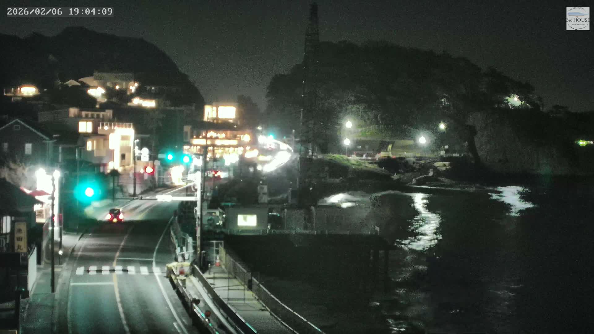 Kanagawa, Kamakura, Inamuragasaki Neighborhood & Cape Inamuragasaki Coast towards East ( 神奈川、鎌倉、稲村ヶ崎地区と稲村ヶ崎海岸（東方面） ) Live Cam  -3 Chome, Inamuragasaki, Kamakura, Kanagawa, Kanto, Honshu, Japan