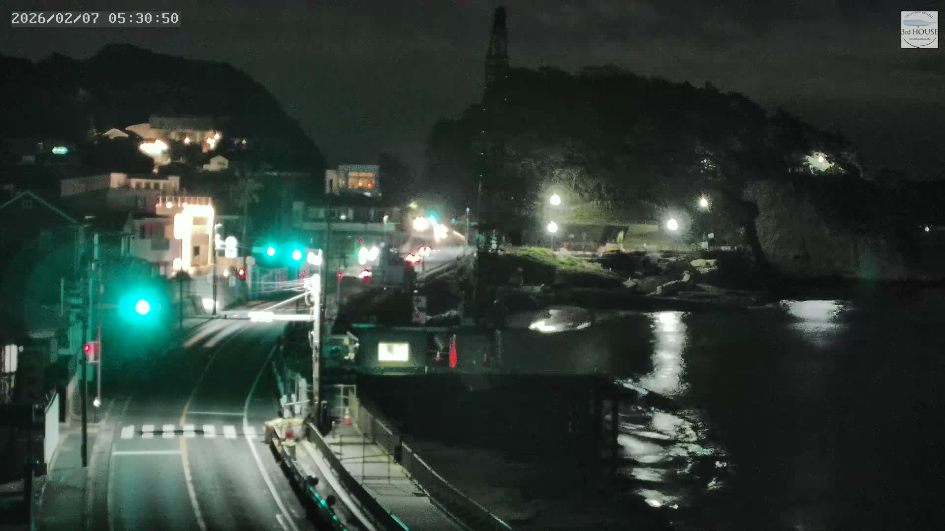Kanagawa, Kamakura, Inamuragasaki Neighborhood & Cape Inamuragasaki Coast towards East ( 神奈川、鎌倉、稲村ヶ崎地区と稲村ヶ崎海岸（東方面） ) Live Cam  -3 Chome, Inamuragasaki, Kamakura, Kanagawa, Kanto, Honshu, Japan
