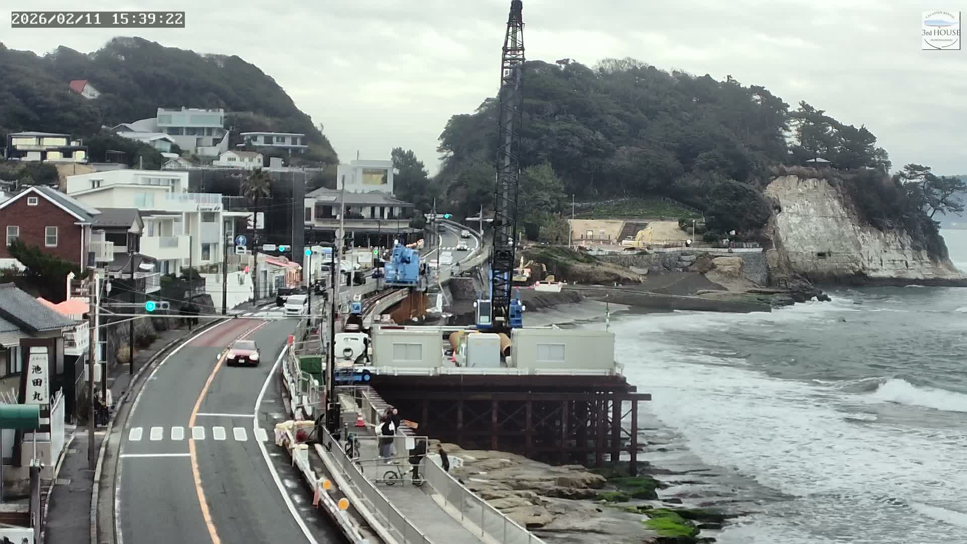 Kanagawa, Kamakura, Inamuragasaki Neighborhood & Cape Inamuragasaki Coast towards East ( 神奈川、鎌倉、稲村ヶ崎地区と稲村ヶ崎海岸（東方面） ) Live Cam  -3 Chome, Inamuragasaki, Kamakura, Kanagawa, Kanto, Honshu, Japan