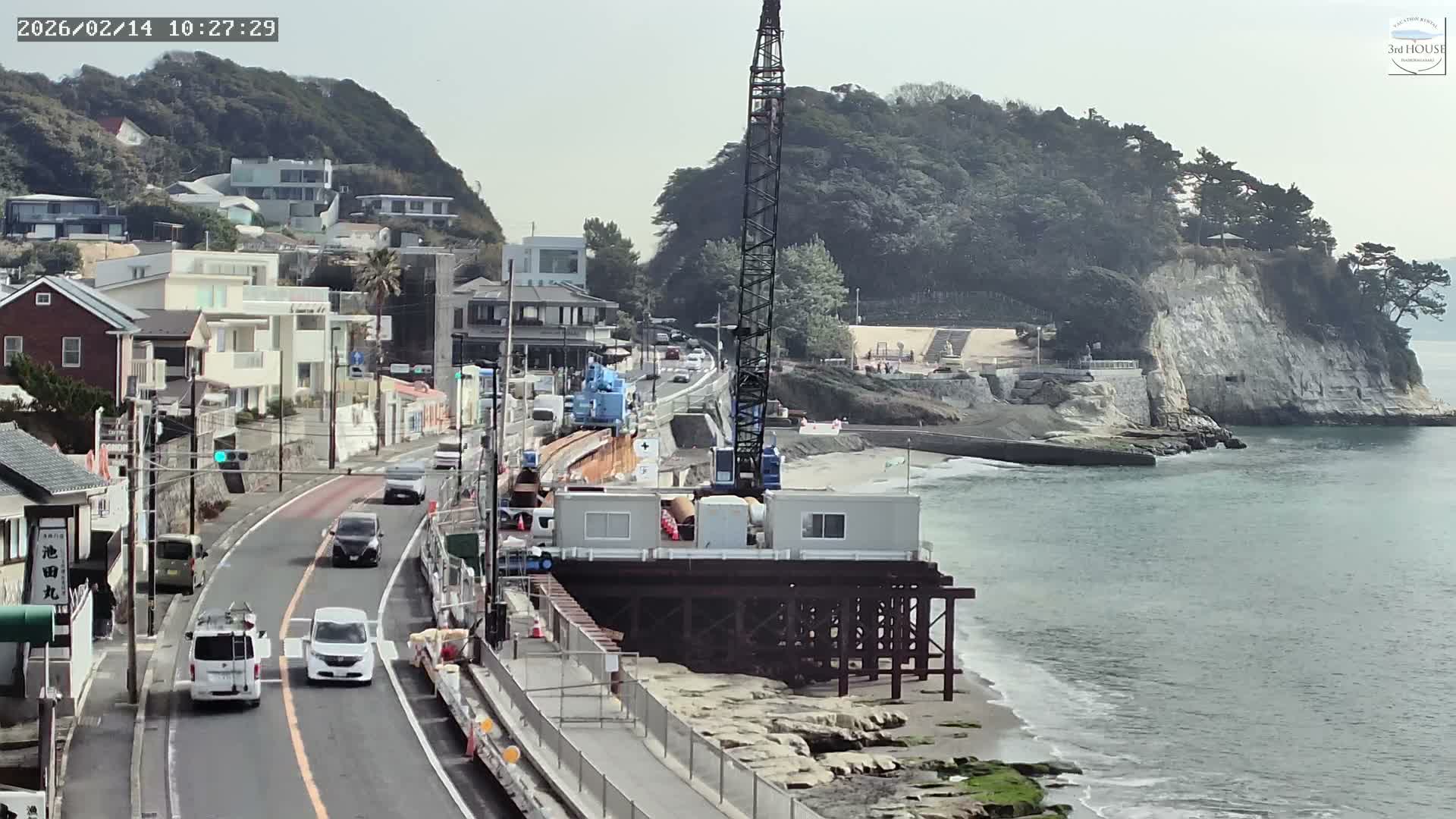 Kanagawa, Kamakura, Inamuragasaki Neighborhood & Cape Inamuragasaki Coast towards East ( 神奈川、鎌倉、稲村ヶ崎地区と稲村ヶ崎海岸（東方面） ) Live Cam  -3 Chome, Inamuragasaki, Kamakura, Kanagawa, Kanto, Honshu, Japan