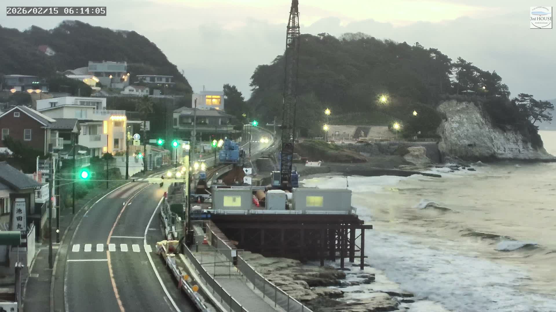 Kanagawa, Kamakura, Inamuragasaki Neighborhood & Cape Inamuragasaki Coast towards East ( 神奈川、鎌倉、稲村ヶ崎地区と稲村ヶ崎海岸（東方面） ) Live Cam  -3 Chome, Inamuragasaki, Kamakura, Kanagawa, Kanto, Honshu, Japan