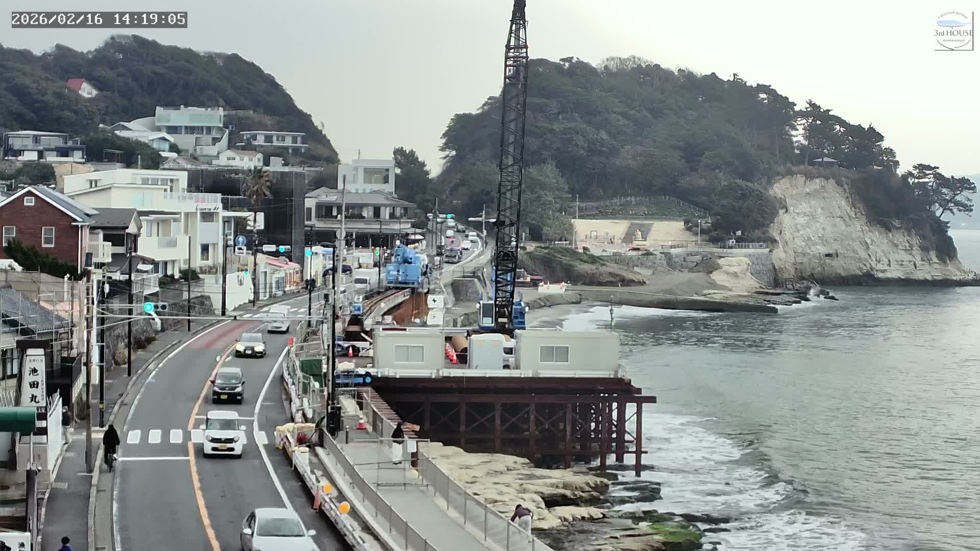 Kanagawa, Kamakura, Inamuragasaki Neighborhood & Cape Inamuragasaki Coast towards East ( 神奈川、鎌倉、稲村ヶ崎地区と稲村ヶ崎海岸（東方面） ) Live Cam  -3 Chome, Inamuragasaki, Kamakura, Kanagawa, Kanto, Honshu, Japan