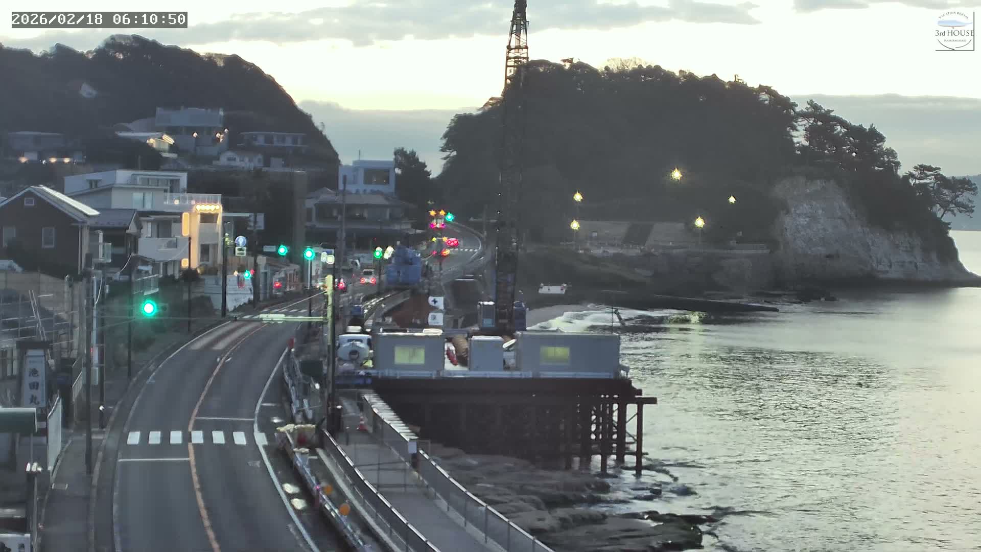 Kanagawa, Kamakura, Inamuragasaki Neighborhood & Cape Inamuragasaki Coast towards East ( 神奈川、鎌倉、稲村ヶ崎地区と稲村ヶ崎海岸（東方面） ) Live Cam  -3 Chome, Inamuragasaki, Kamakura, Kanagawa, Kanto, Honshu, Japan