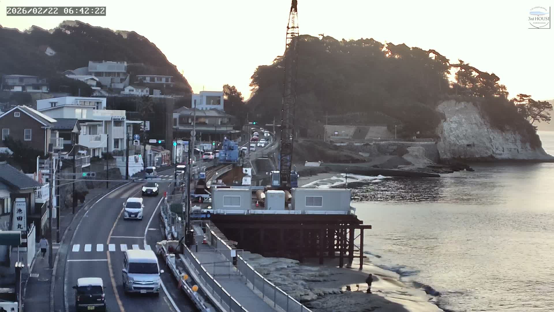 Kanagawa, Kamakura, Inamuragasaki Neighborhood & Cape Inamuragasaki Coast towards East ( 神奈川、鎌倉、稲村ヶ崎地区と稲村ヶ崎海岸（東方面） ) Live Cam  -3 Chome, Inamuragasaki, Kamakura, Kanagawa, Kanto, Honshu, Japan