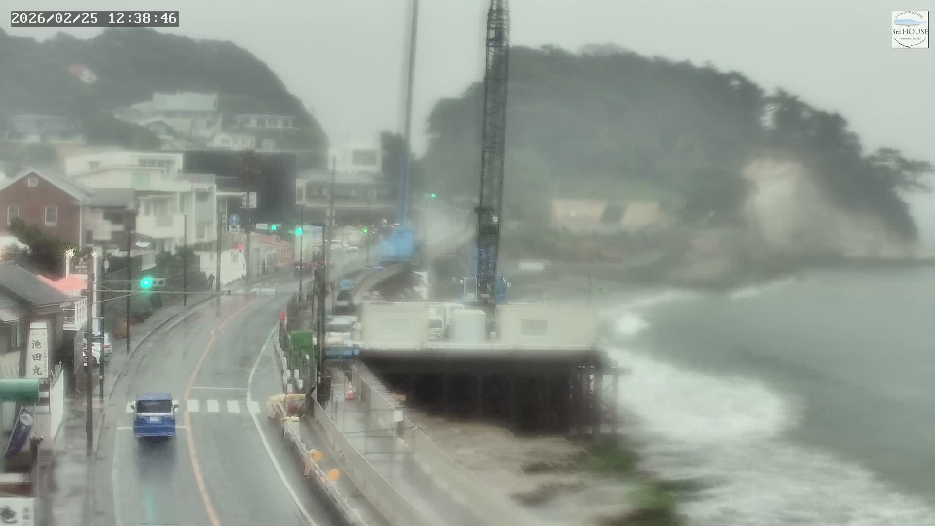 Kanagawa, Kamakura, Inamuragasaki Neighborhood & Cape Inamuragasaki Coast towards East ( 神奈川、鎌倉、稲村ヶ崎地区と稲村ヶ崎海岸（東方面） ) Live Cam  -3 Chome, Inamuragasaki, Kamakura, Kanagawa, Kanto, Honshu, Japan