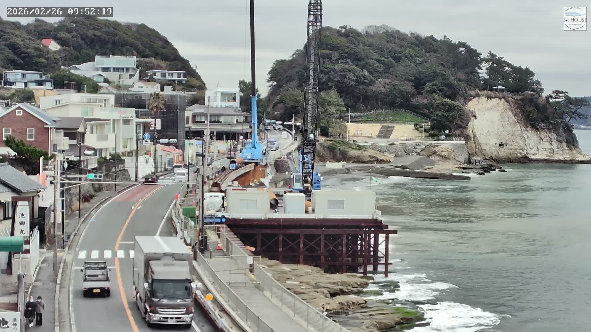 Kanagawa, Kamakura, Inamuragasaki Neighborhood & Cape Inamuragasaki Coast towards East ( 神奈川、鎌倉、稲村ヶ崎地区と稲村ヶ崎海岸（東方面） ) Live Cam  -3 Chome, Inamuragasaki, Kamakura, Kanagawa, Kanto, Honshu, Japan