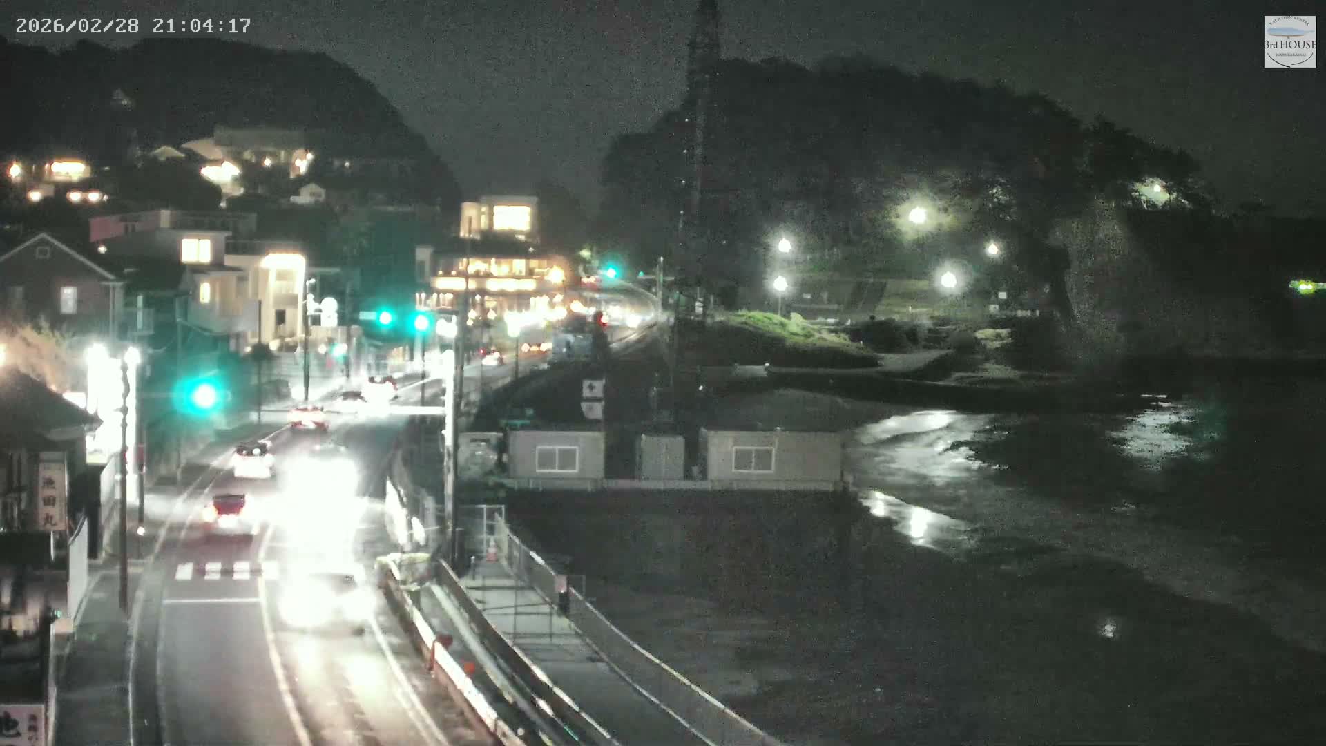 Kanagawa, Kamakura, Inamuragasaki Neighborhood & Cape Inamuragasaki Coast towards East ( 神奈川、鎌倉、稲村ヶ崎地区と稲村ヶ崎海岸（東方面） ) Live Cam  -3 Chome, Inamuragasaki, Kamakura, Kanagawa, Kanto, Honshu, Japan