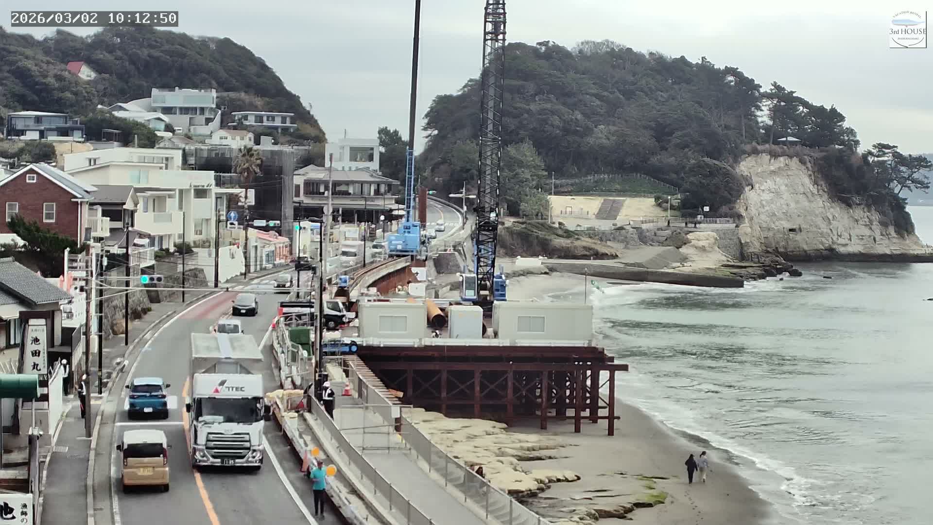 Kanagawa, Kamakura, Inamuragasaki Neighborhood & Cape Inamuragasaki Coast towards East ( 神奈川、鎌倉、稲村ヶ崎地区と稲村ヶ崎海岸（東方面） ) Live Cam  -3 Chome, Inamuragasaki, Kamakura, Kanagawa, Kanto, Honshu, Japan