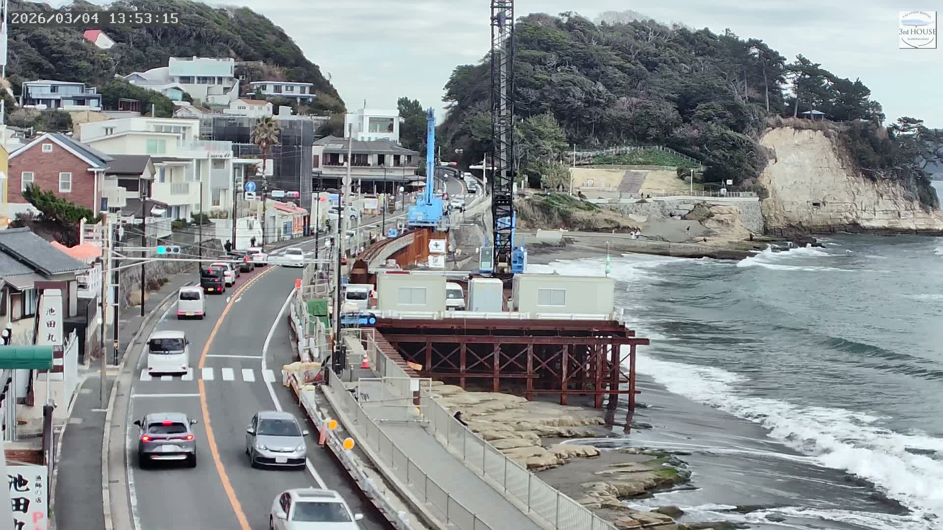 Kanagawa, Kamakura, Inamuragasaki Neighborhood & Cape Inamuragasaki Coast towards East ( 神奈川、鎌倉、稲村ヶ崎地区と稲村ヶ崎海岸（東方面） ) Live Cam  -3 Chome, Inamuragasaki, Kamakura, Kanagawa, Kanto, Honshu, Japan