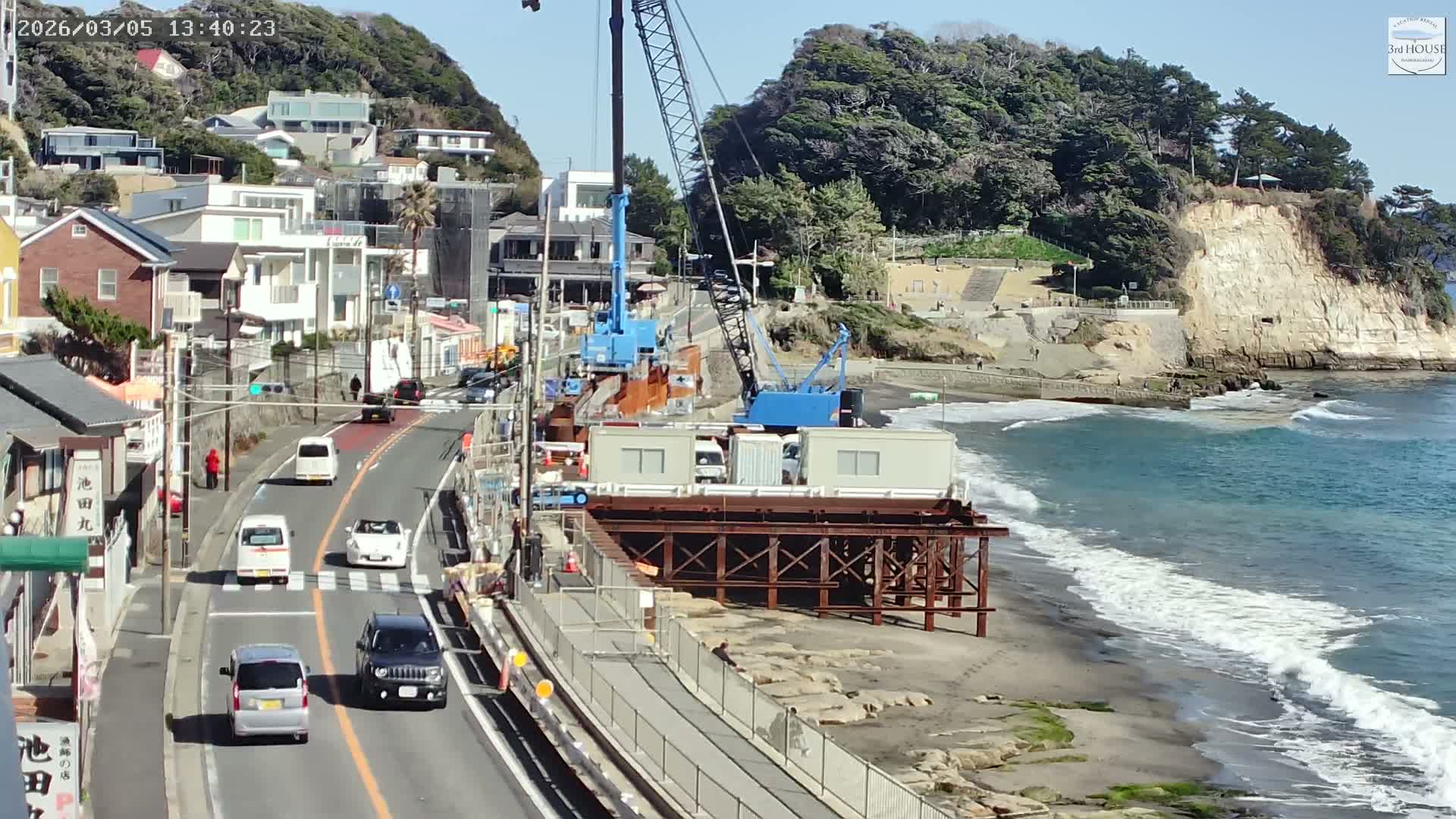 Kanagawa, Kamakura, Inamuragasaki Neighborhood & Cape Inamuragasaki Coast towards East ( 神奈川、鎌倉、稲村ヶ崎地区と稲村ヶ崎海岸（東方面） ) Live Cam  -3 Chome, Inamuragasaki, Kamakura, Kanagawa, Kanto, Honshu, Japan