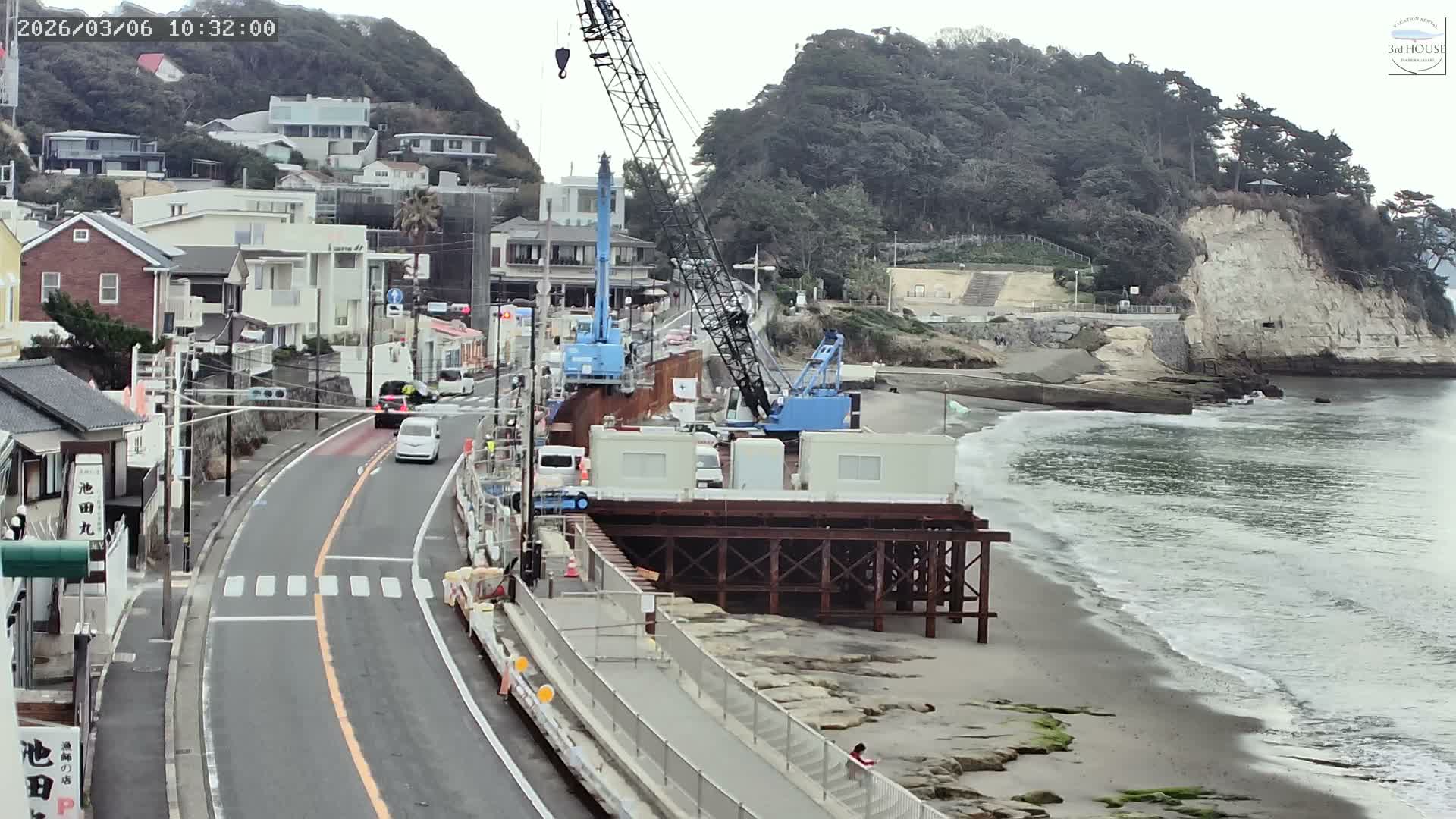 Kanagawa, Kamakura, Inamuragasaki Neighborhood & Cape Inamuragasaki Coast towards East ( 神奈川、鎌倉、稲村ヶ崎地区と稲村ヶ崎海岸（東方面） ) Live Cam  -3 Chome, Inamuragasaki, Kamakura, Kanagawa, Kanto, Honshu, Japan