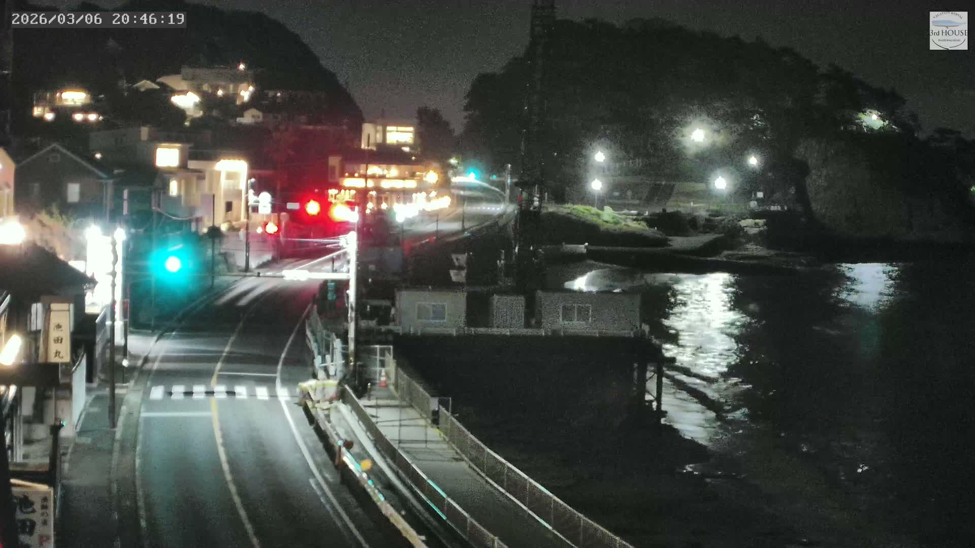 Kanagawa, Kamakura, Inamuragasaki Neighborhood & Cape Inamuragasaki Coast towards East ( 神奈川、鎌倉、稲村ヶ崎地区と稲村ヶ崎海岸（東方面） ) Live Cam  -3 Chome, Inamuragasaki, Kamakura, Kanagawa, Kanto, Honshu, Japan
