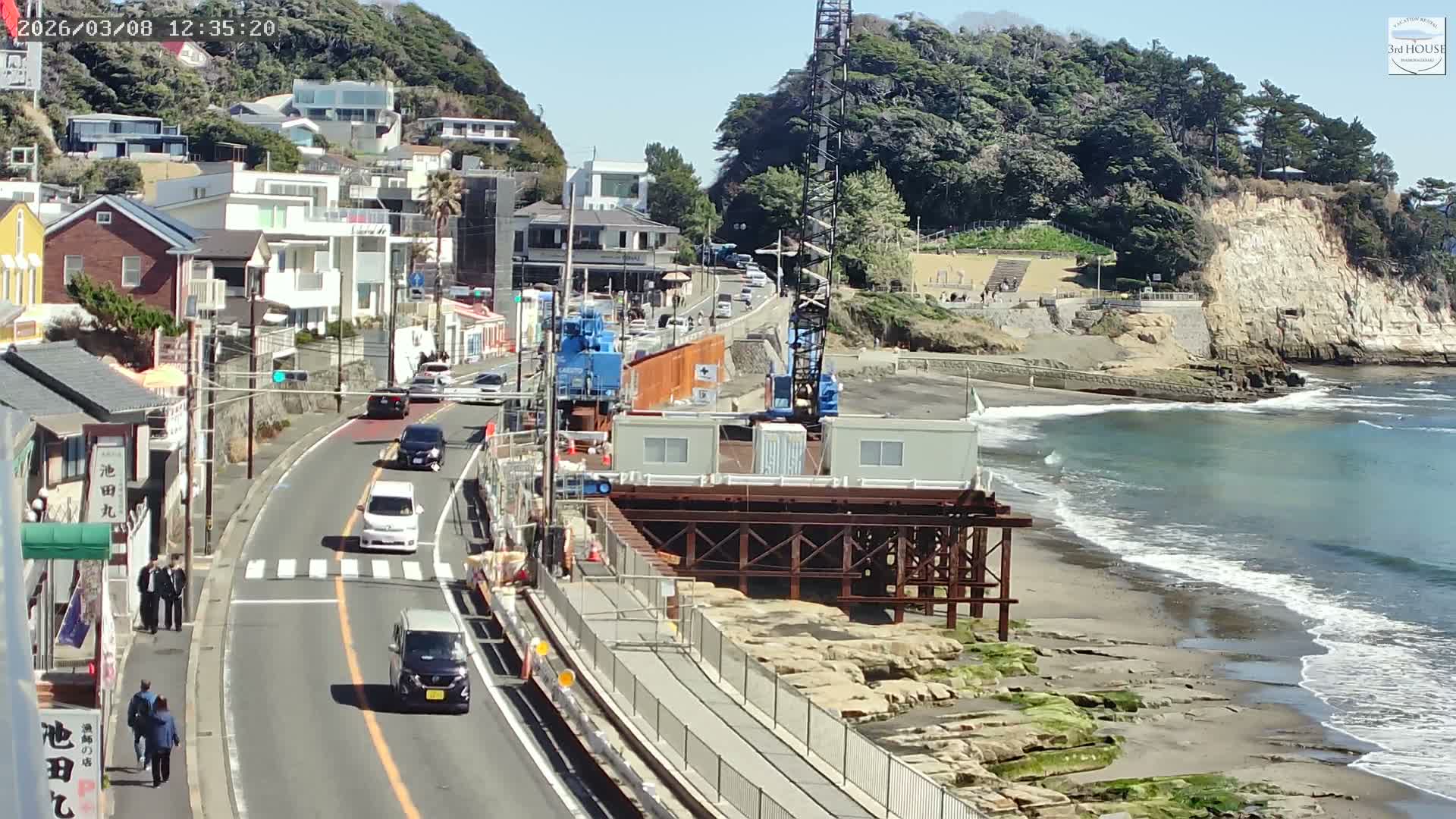 Kanagawa, Kamakura, Inamuragasaki Neighborhood & Cape Inamuragasaki Coast towards East ( 神奈川、鎌倉、稲村ヶ崎地区と稲村ヶ崎海岸（東方面） ) Live Cam  -3 Chome, Inamuragasaki, Kamakura, Kanagawa, Kanto, Honshu, Japan