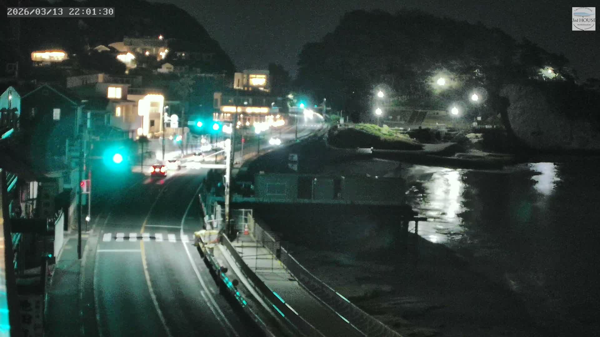 Kanagawa, Kamakura, Inamuragasaki Neighborhood & Cape Inamuragasaki Coast towards East ( 神奈川、鎌倉、稲村ヶ崎地区と稲村ヶ崎海岸（東方面） ) Live Cam  -3 Chome, Inamuragasaki, Kamakura, Kanagawa, Kanto, Honshu, Japan
