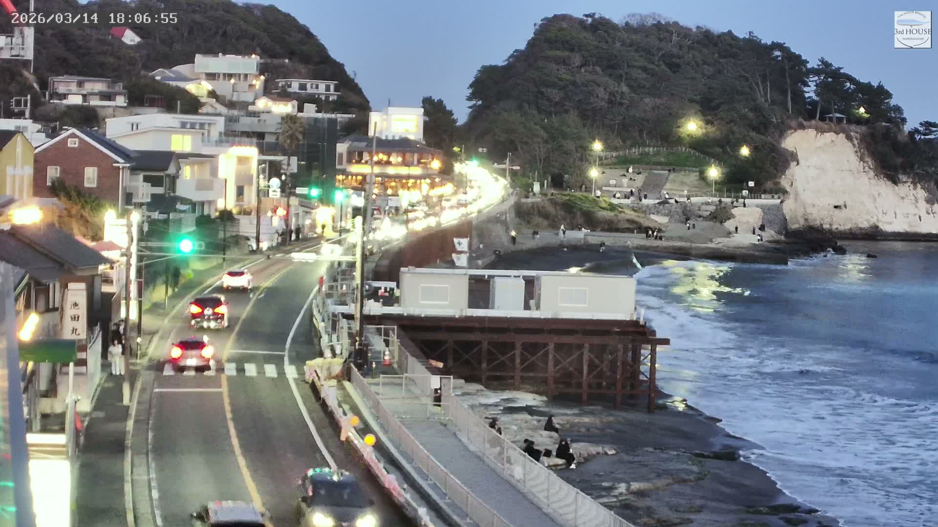 Kanagawa, Kamakura, Inamuragasaki Neighborhood & Cape Inamuragasaki Coast towards East ( 神奈川、鎌倉、稲村ヶ崎地区と稲村ヶ崎海岸（東方面） ) Live Cam  -3 Chome, Inamuragasaki, Kamakura, Kanagawa, Kanto, Honshu, Japan
