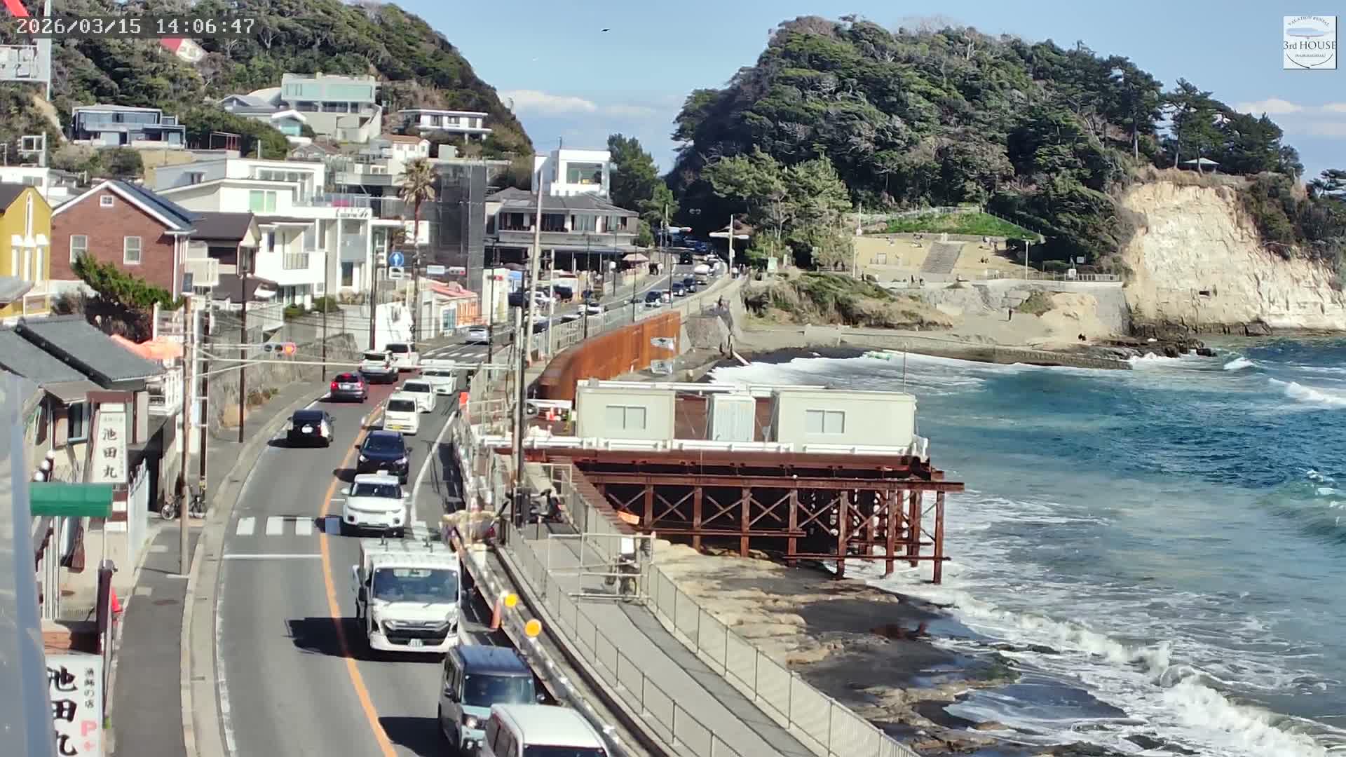 Kanagawa, Kamakura, Inamuragasaki Neighborhood & Cape Inamuragasaki Coast towards East ( 神奈川、鎌倉、稲村ヶ崎地区と稲村ヶ崎海岸（東方面） ) Live Cam  -3 Chome, Inamuragasaki, Kamakura, Kanagawa, Kanto, Honshu, Japan