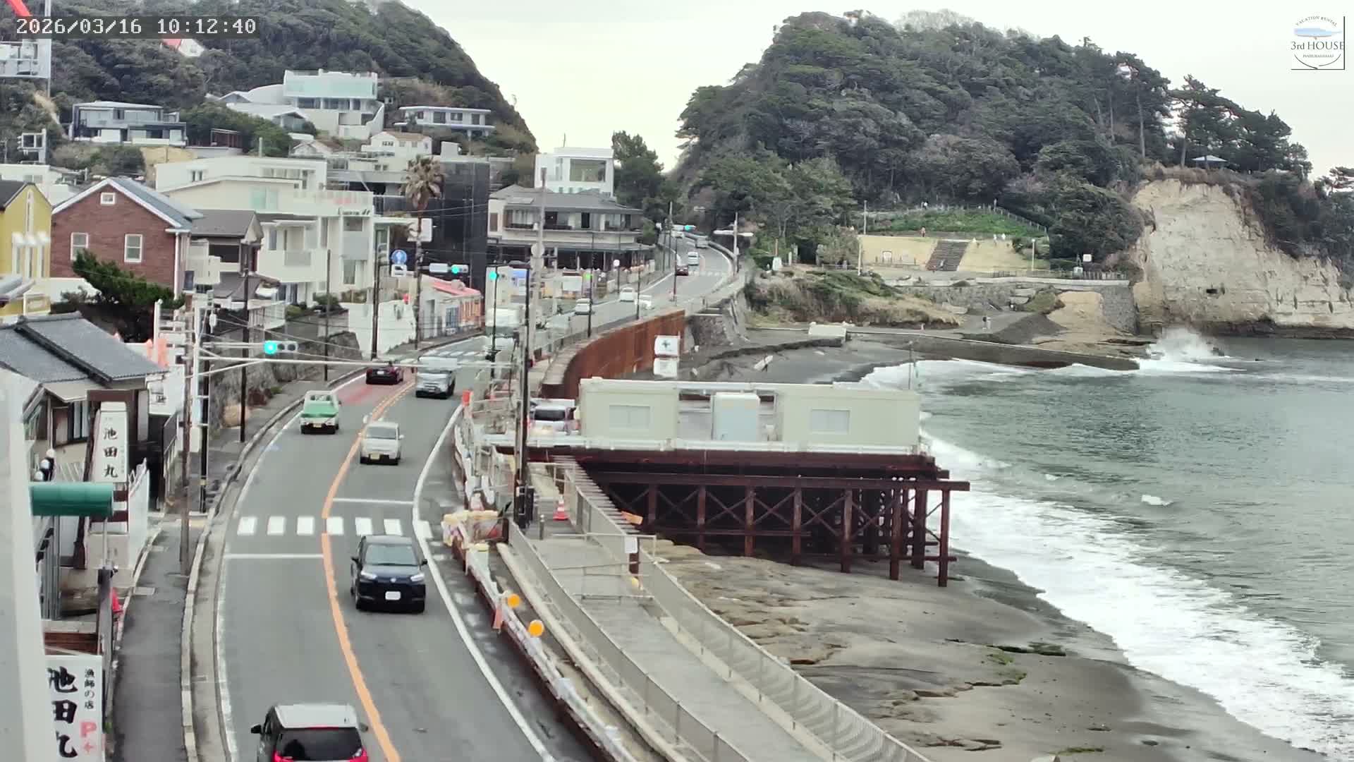 Kanagawa, Kamakura, Inamuragasaki Neighborhood & Cape Inamuragasaki Coast towards East ( 神奈川、鎌倉、稲村ヶ崎地区と稲村ヶ崎海岸（東方面） ) Live Cam  -3 Chome, Inamuragasaki, Kamakura, Kanagawa, Kanto, Honshu, Japan