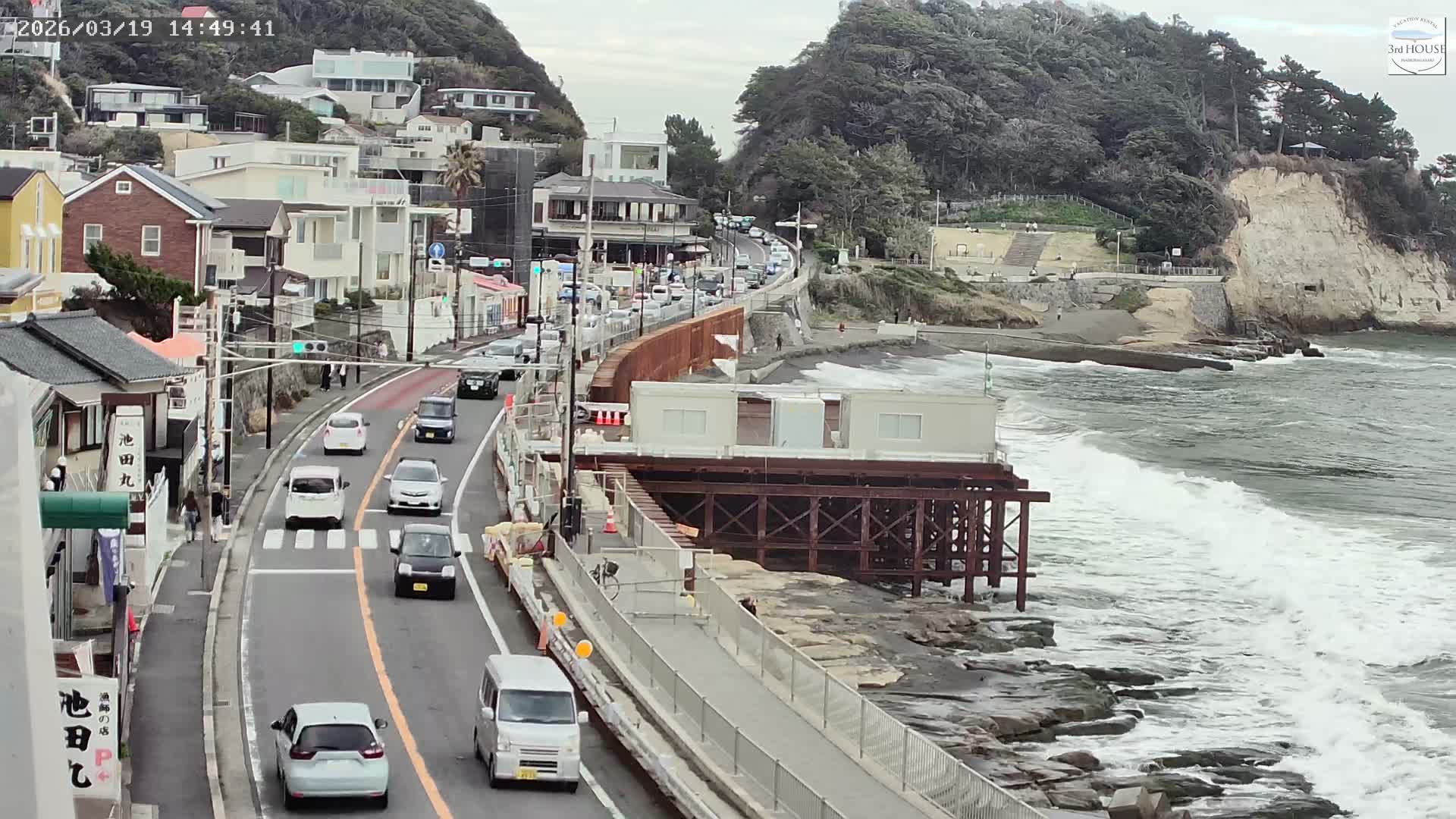 Kanagawa, Kamakura, Inamuragasaki Neighborhood & Cape Inamuragasaki Coast towards East ( 神奈川、鎌倉、稲村ヶ崎地区と稲村ヶ崎海岸（東方面） ) Live Cam  -3 Chome, Inamuragasaki, Kamakura, Kanagawa, Kanto, Honshu, Japan