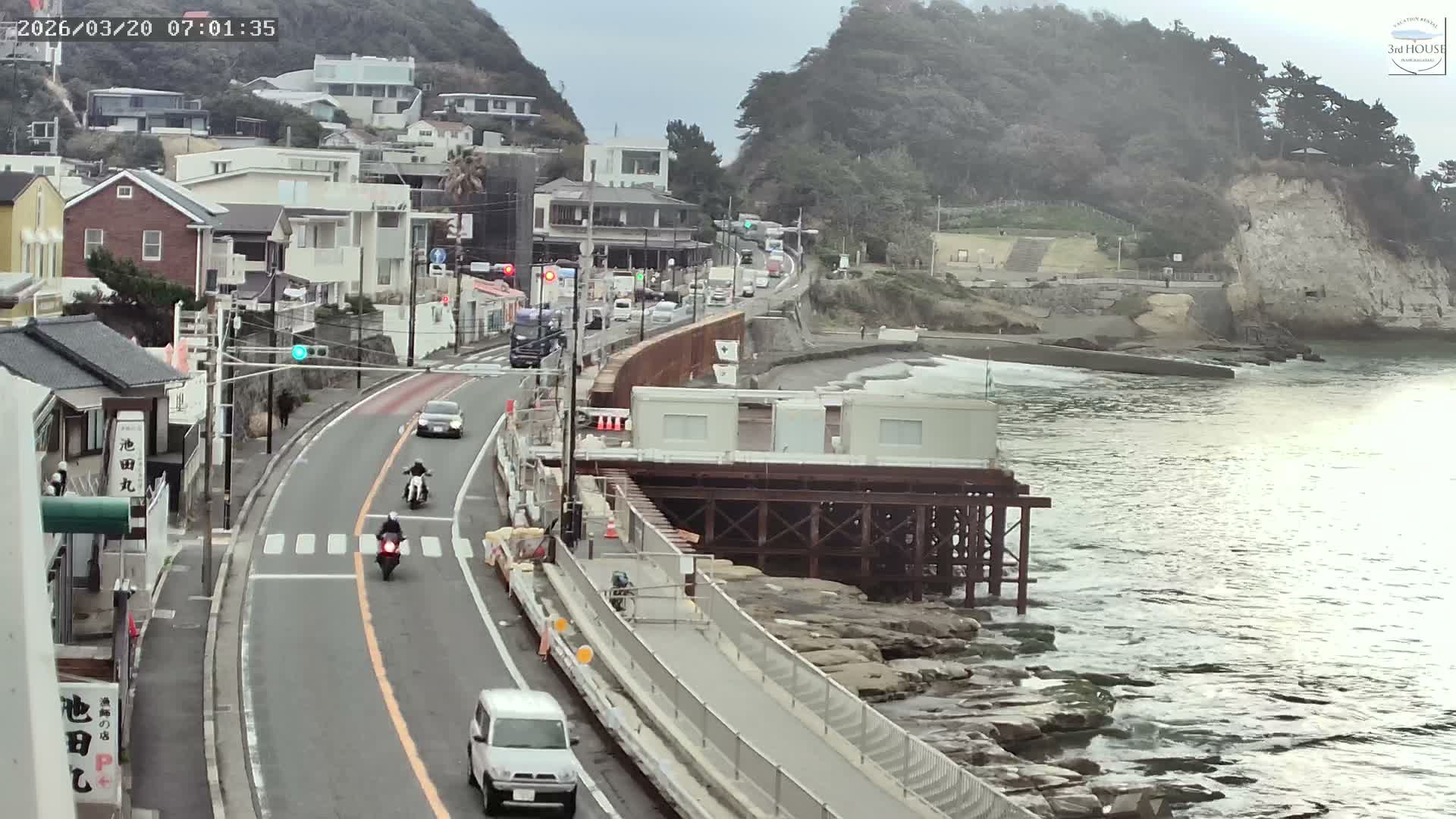 Kanagawa, Kamakura, Inamuragasaki Neighborhood & Cape Inamuragasaki Coast towards East ( 神奈川、鎌倉、稲村ヶ崎地区と稲村ヶ崎海岸（東方面） ) Live Cam  -3 Chome, Inamuragasaki, Kamakura, Kanagawa, Kanto, Honshu, Japan