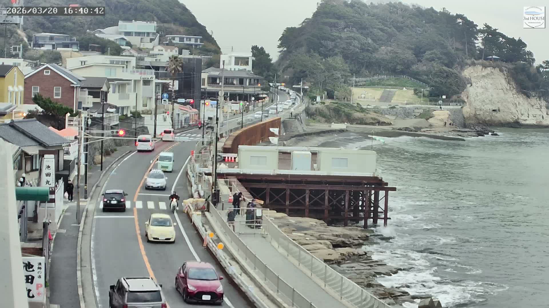 Kanagawa, Kamakura, Inamuragasaki Neighborhood & Cape Inamuragasaki Coast towards East ( 神奈川、鎌倉、稲村ヶ崎地区と稲村ヶ崎海岸（東方面） ) Live Cam  -3 Chome, Inamuragasaki, Kamakura, Kanagawa, Kanto, Honshu, Japan
