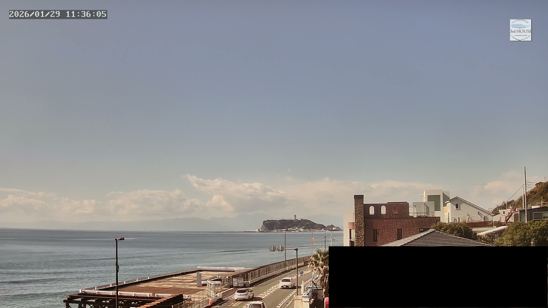 Kanagawa, Kamakura, Inamuragasaki Neighborhood & Cape Inamuragasaki Coast towards West ( 神奈川、鎌倉、稲村ヶ崎地区と稲村ヶ崎海岸（西方面） ) Live Cam - 3 Chome, Inamuragasaki, Kamakura, Kanagawa, Kanto, Honshu, Japan