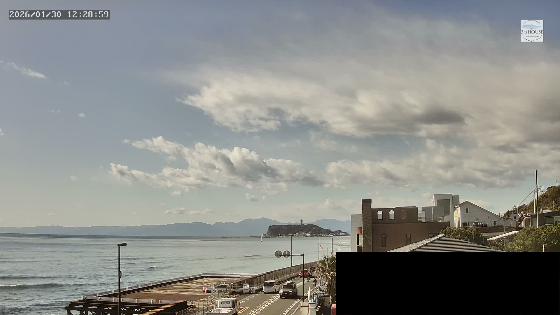 Kanagawa, Kamakura, Inamuragasaki Neighborhood & Cape Inamuragasaki Coast towards West ( 神奈川、鎌倉、稲村ヶ崎地区と稲村ヶ崎海岸（西方面） ) Live Cam - 3 Chome, Inamuragasaki, Kamakura, Kanagawa, Kanto, Honshu, Japan