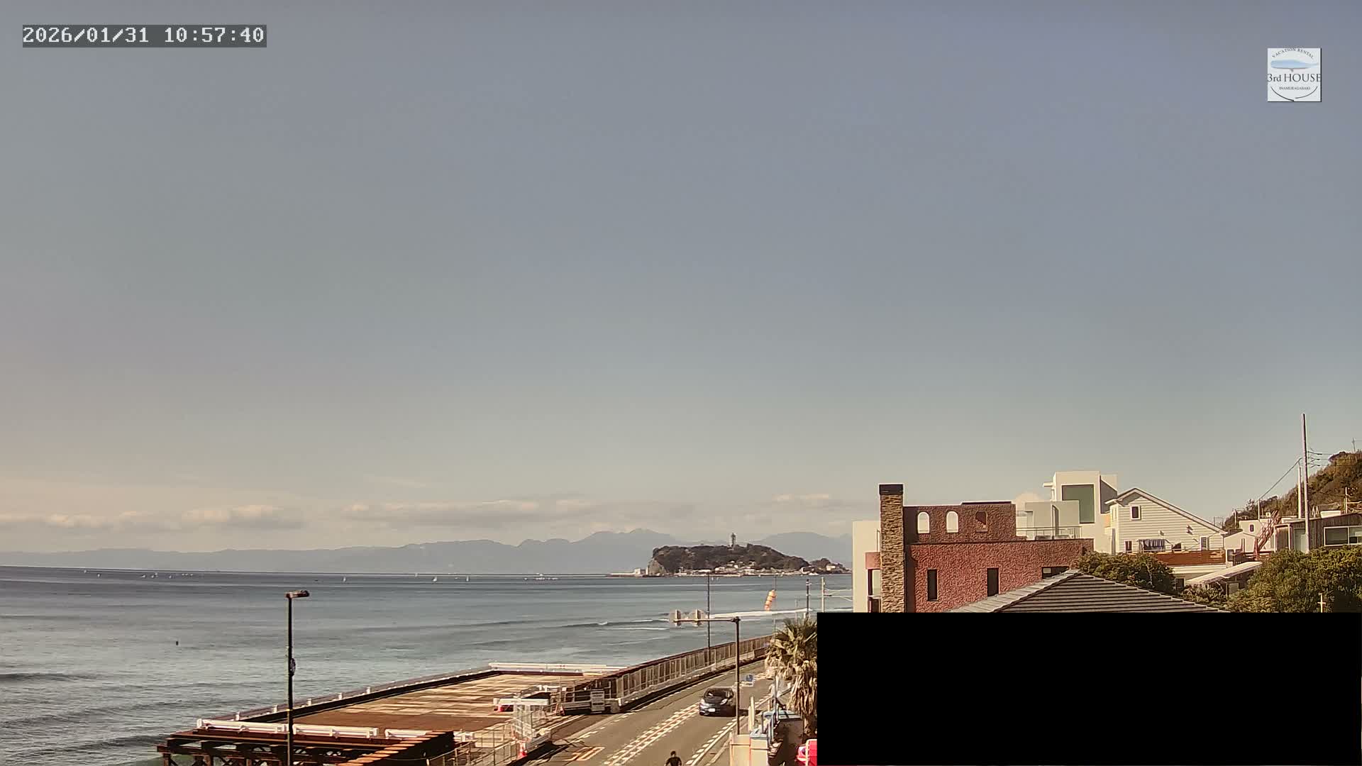 Kanagawa, Kamakura, Inamuragasaki Neighborhood & Cape Inamuragasaki Coast towards West ( 神奈川、鎌倉、稲村ヶ崎地区と稲村ヶ崎海岸（西方面） ) Live Cam - 3 Chome, Inamuragasaki, Kamakura, Kanagawa, Kanto, Honshu, Japan