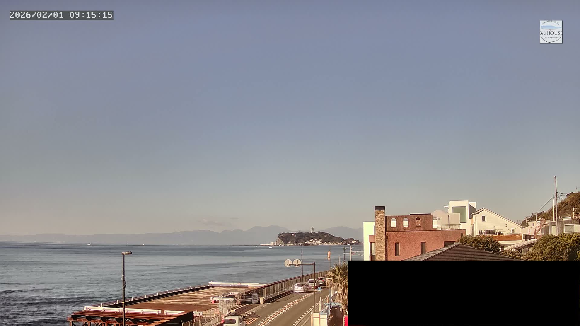 Kanagawa, Kamakura, Inamuragasaki Neighborhood & Cape Inamuragasaki Coast towards West ( 神奈川、鎌倉、稲村ヶ崎地区と稲村ヶ崎海岸（西方面） ) Live Cam - 3 Chome, Inamuragasaki, Kamakura, Kanagawa, Kanto, Honshu, Japan