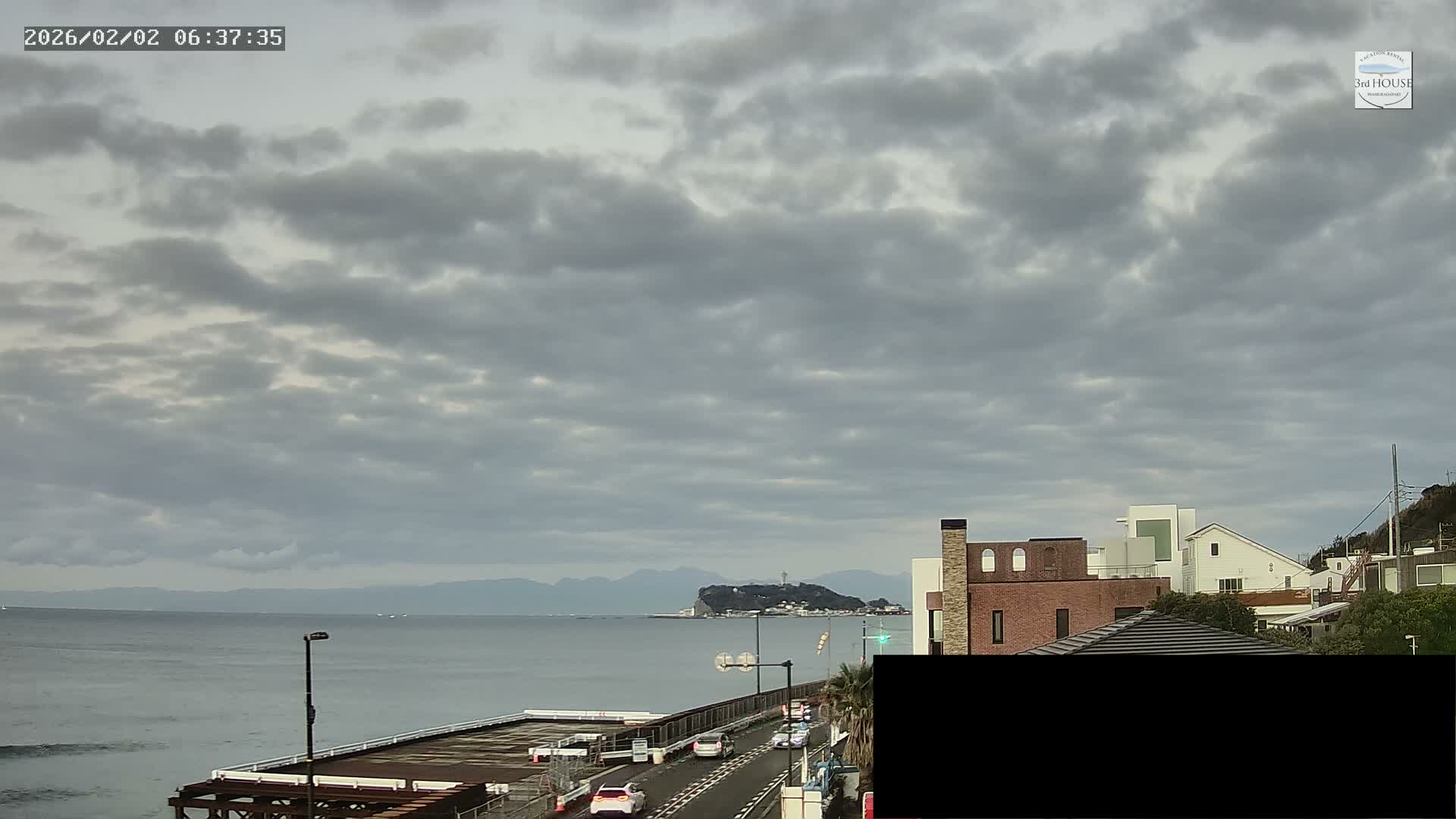 Kanagawa, Kamakura, Inamuragasaki Neighborhood & Cape Inamuragasaki Coast towards West ( 神奈川、鎌倉、稲村ヶ崎地区と稲村ヶ崎海岸（西方面） ) Live Cam - 3 Chome, Inamuragasaki, Kamakura, Kanagawa, Kanto, Honshu, Japan