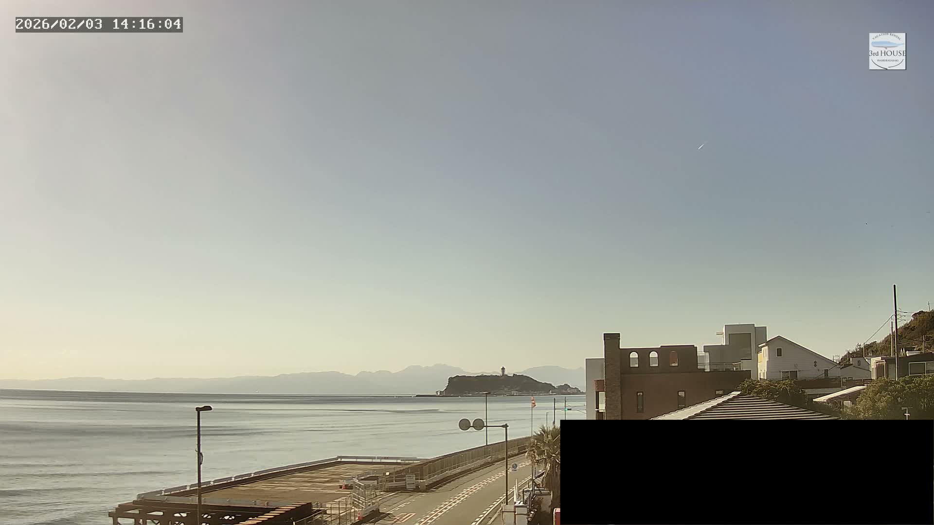Kanagawa, Kamakura, Inamuragasaki Neighborhood & Cape Inamuragasaki Coast towards West ( 神奈川、鎌倉、稲村ヶ崎地区と稲村ヶ崎海岸（西方面） ) Live Cam - 3 Chome, Inamuragasaki, Kamakura, Kanagawa, Kanto, Honshu, Japan