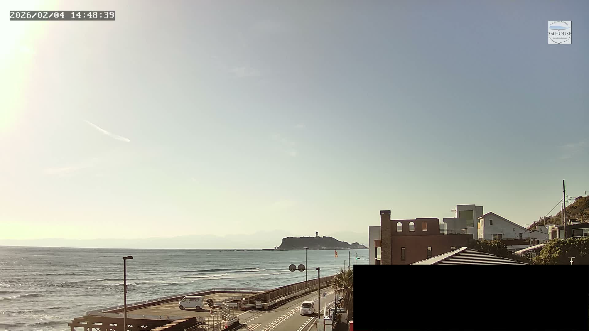 Kanagawa, Kamakura, Inamuragasaki Neighborhood & Cape Inamuragasaki Coast towards West ( 神奈川、鎌倉、稲村ヶ崎地区と稲村ヶ崎海岸（西方面） ) Live Cam - 3 Chome, Inamuragasaki, Kamakura, Kanagawa, Kanto, Honshu, Japan