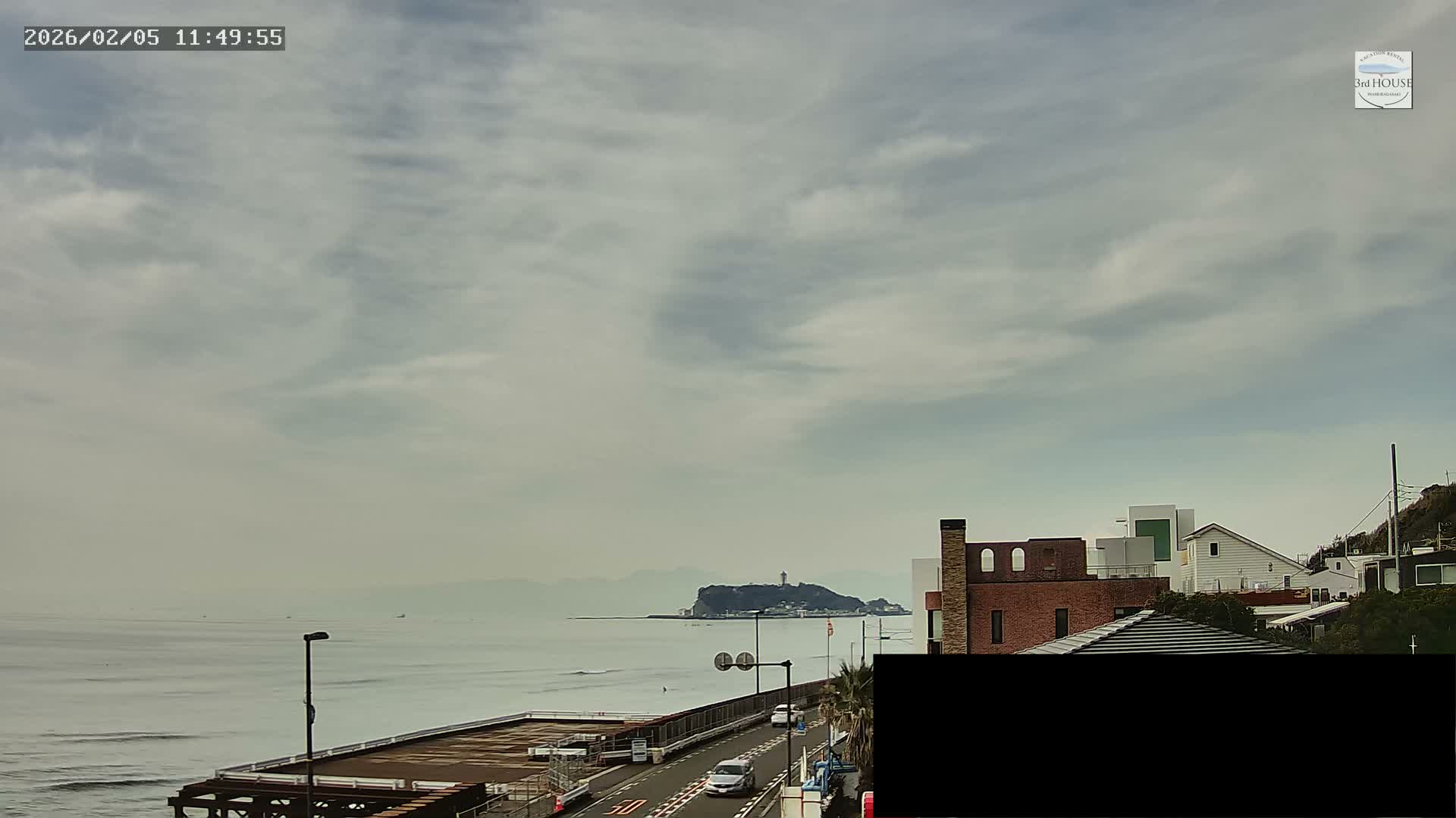 Kanagawa, Kamakura, Inamuragasaki Neighborhood & Cape Inamuragasaki Coast towards West ( 神奈川、鎌倉、稲村ヶ崎地区と稲村ヶ崎海岸（西方面） ) Live Cam - 3 Chome, Inamuragasaki, Kamakura, Kanagawa, Kanto, Honshu, Japan