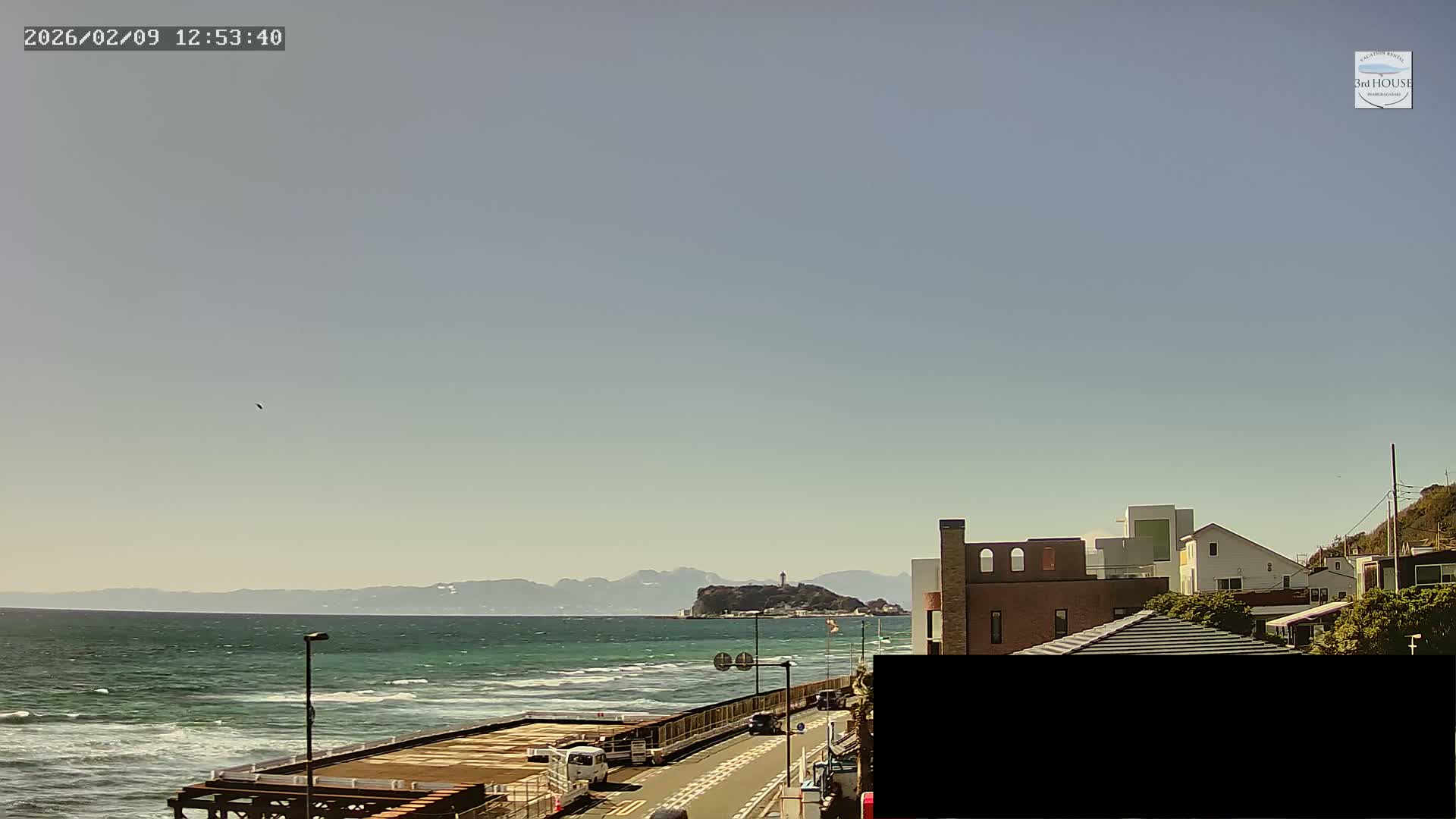 Kanagawa, Kamakura, Inamuragasaki Neighborhood & Cape Inamuragasaki Coast towards West ( 神奈川、鎌倉、稲村ヶ崎地区と稲村ヶ崎海岸（西方面） ) Live Cam - 3 Chome, Inamuragasaki, Kamakura, Kanagawa, Kanto, Honshu, Japan