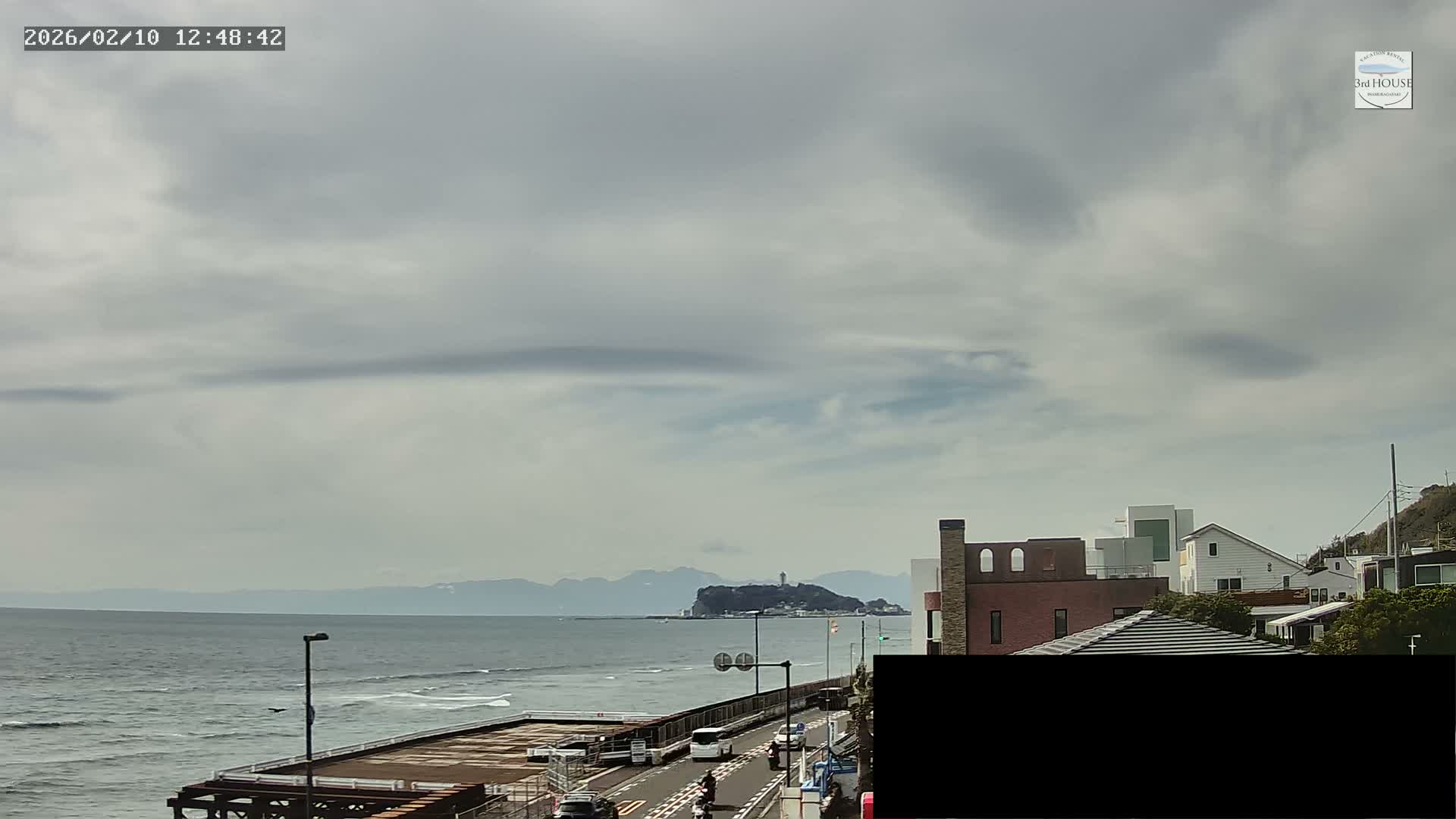 Kanagawa, Kamakura, Inamuragasaki Neighborhood & Cape Inamuragasaki Coast towards West ( 神奈川、鎌倉、稲村ヶ崎地区と稲村ヶ崎海岸（西方面） ) Live Cam - 3 Chome, Inamuragasaki, Kamakura, Kanagawa, Kanto, Honshu, Japan