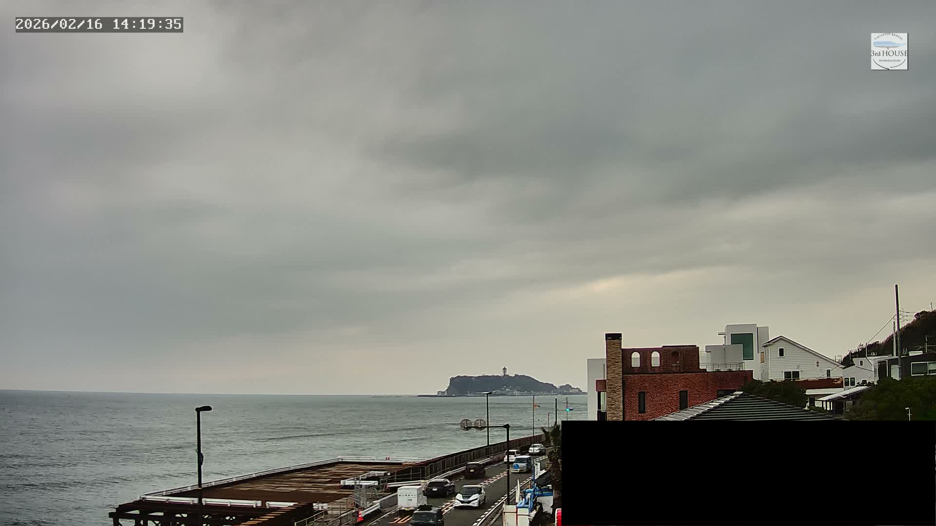 Kanagawa, Kamakura, Inamuragasaki Neighborhood & Cape Inamuragasaki Coast towards West ( 神奈川、鎌倉、稲村ヶ崎地区と稲村ヶ崎海岸（西方面） ) Live Cam - 3 Chome, Inamuragasaki, Kamakura, Kanagawa, Kanto, Honshu, Japan
