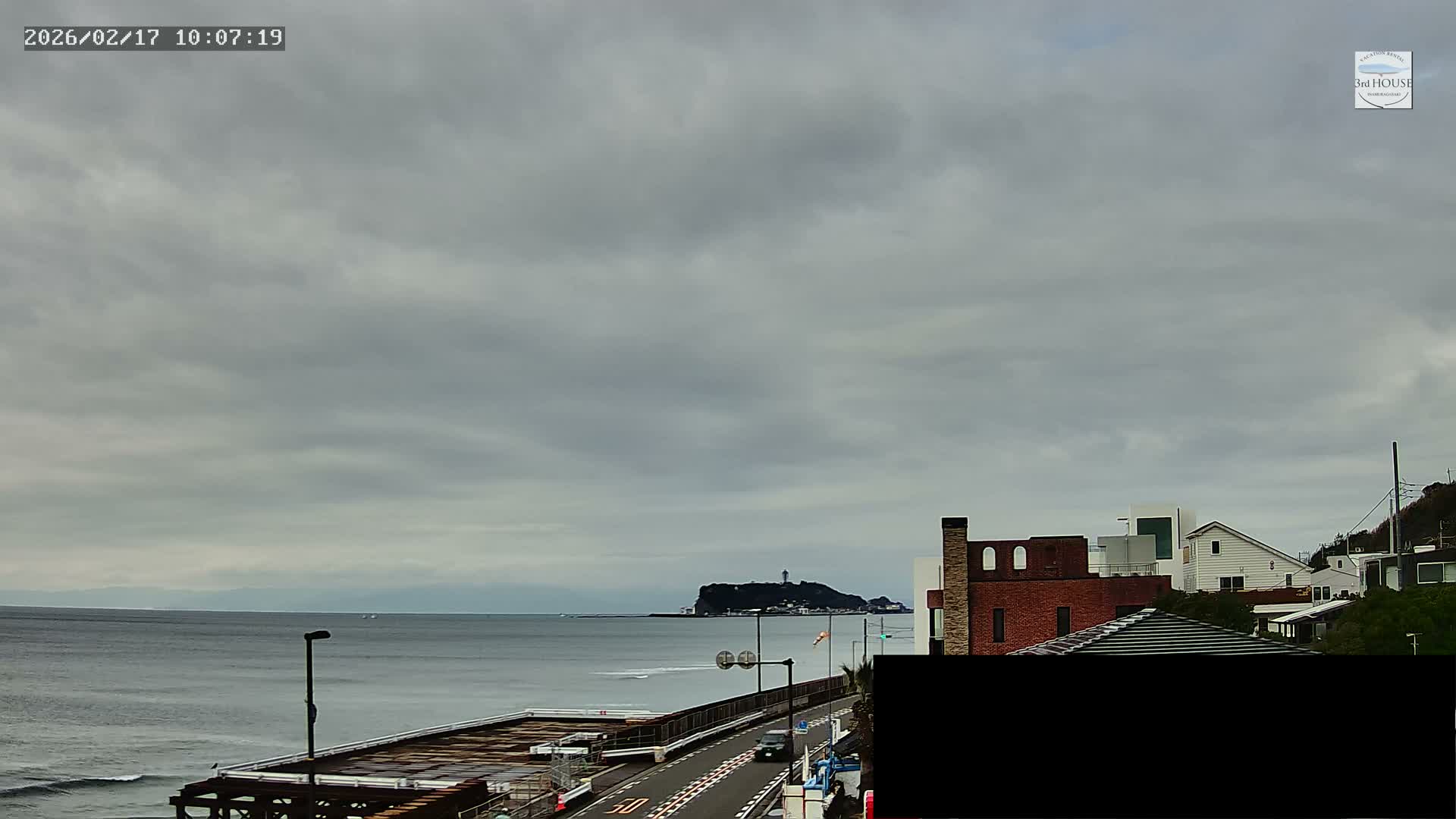 Kanagawa, Kamakura, Inamuragasaki Neighborhood & Cape Inamuragasaki Coast towards West ( 神奈川、鎌倉、稲村ヶ崎地区と稲村ヶ崎海岸（西方面） ) Live Cam - 3 Chome, Inamuragasaki, Kamakura, Kanagawa, Kanto, Honshu, Japan