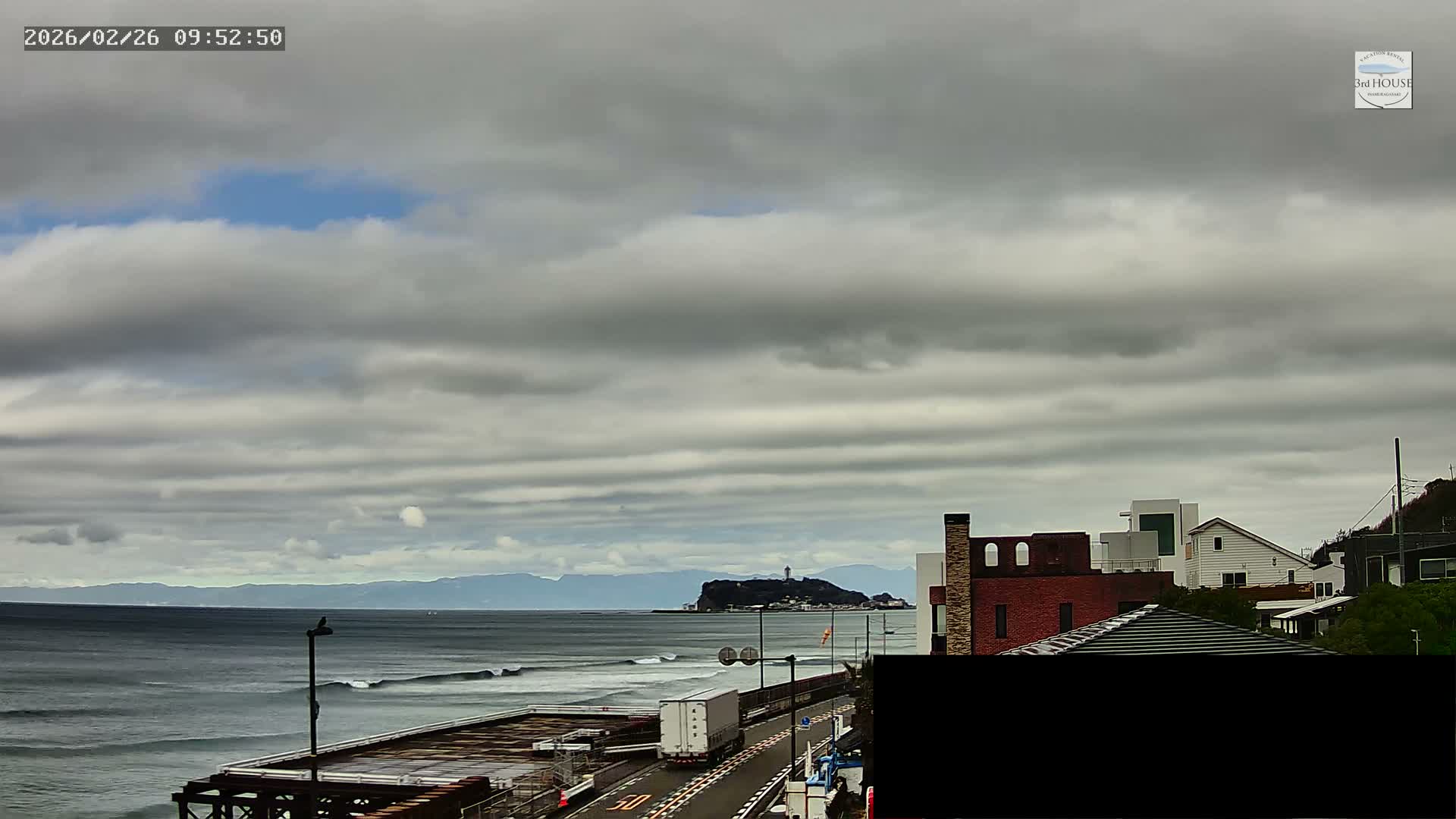 Kanagawa, Kamakura, Inamuragasaki Neighborhood & Cape Inamuragasaki Coast towards West ( 神奈川、鎌倉、稲村ヶ崎地区と稲村ヶ崎海岸（西方面） ) Live Cam - 3 Chome, Inamuragasaki, Kamakura, Kanagawa, Kanto, Honshu, Japan