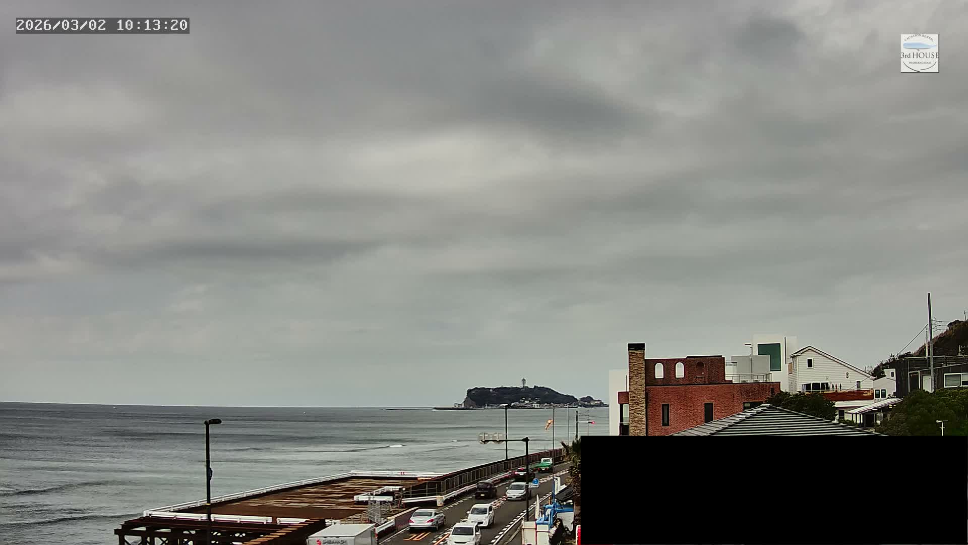 Kanagawa, Kamakura, Inamuragasaki Neighborhood & Cape Inamuragasaki Coast towards West ( 神奈川、鎌倉、稲村ヶ崎地区と稲村ヶ崎海岸（西方面） ) Live Cam - 3 Chome, Inamuragasaki, Kamakura, Kanagawa, Kanto, Honshu, Japan