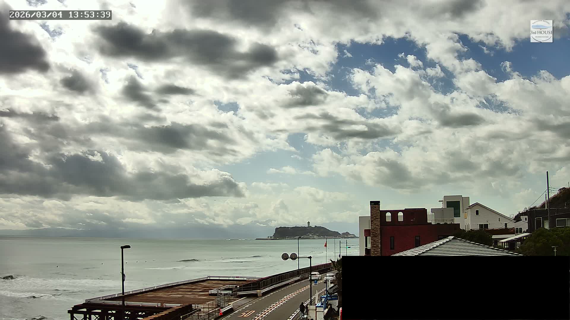 Kanagawa, Kamakura, Inamuragasaki Neighborhood & Cape Inamuragasaki Coast towards West ( 神奈川、鎌倉、稲村ヶ崎地区と稲村ヶ崎海岸（西方面） ) Live Cam - 3 Chome, Inamuragasaki, Kamakura, Kanagawa, Kanto, Honshu, Japan