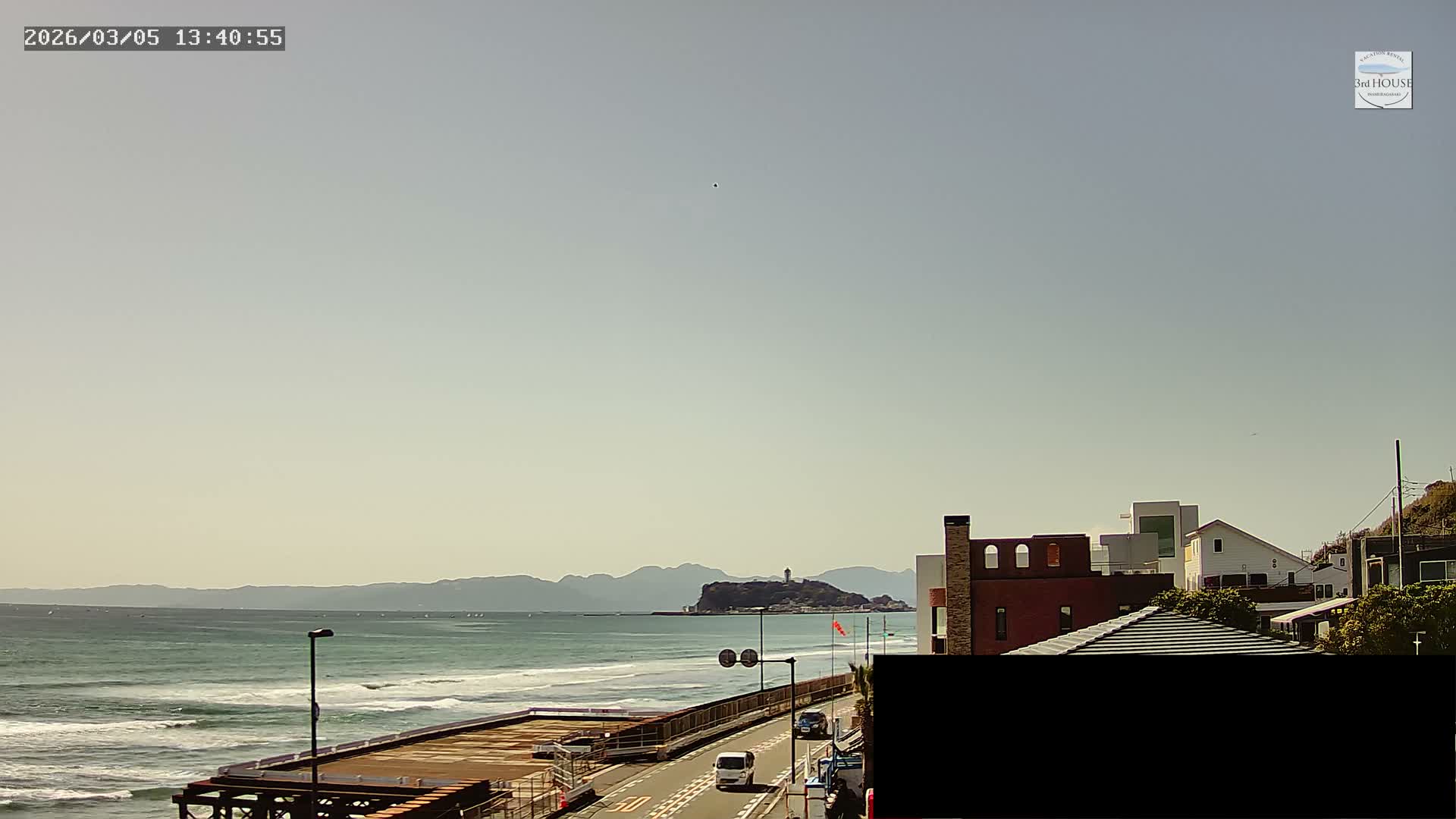 Kanagawa, Kamakura, Inamuragasaki Neighborhood & Cape Inamuragasaki Coast towards West ( 神奈川、鎌倉、稲村ヶ崎地区と稲村ヶ崎海岸（西方面） ) Live Cam - 3 Chome, Inamuragasaki, Kamakura, Kanagawa, Kanto, Honshu, Japan