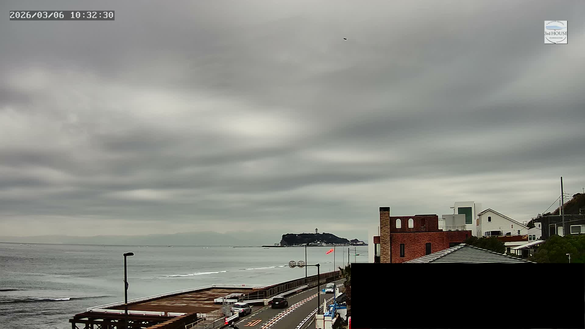 Kanagawa, Kamakura, Inamuragasaki Neighborhood & Cape Inamuragasaki Coast towards West ( 神奈川、鎌倉、稲村ヶ崎地区と稲村ヶ崎海岸（西方面） ) Live Cam - 3 Chome, Inamuragasaki, Kamakura, Kanagawa, Kanto, Honshu, Japan