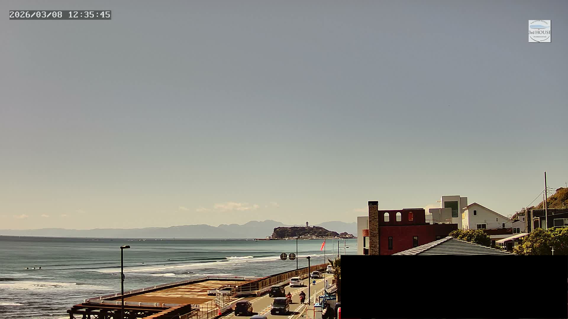 Kanagawa, Kamakura, Inamuragasaki Neighborhood & Cape Inamuragasaki Coast towards West ( 神奈川、鎌倉、稲村ヶ崎地区と稲村ヶ崎海岸（西方面） ) Live Cam - 3 Chome, Inamuragasaki, Kamakura, Kanagawa, Kanto, Honshu, Japan