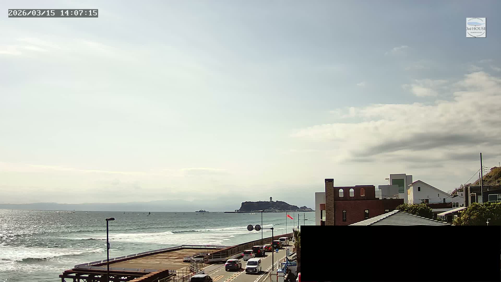 Kanagawa, Kamakura, Inamuragasaki Neighborhood & Cape Inamuragasaki Coast towards West ( 神奈川、鎌倉、稲村ヶ崎地区と稲村ヶ崎海岸（西方面） ) Live Cam - 3 Chome, Inamuragasaki, Kamakura, Kanagawa, Kanto, Honshu, Japan