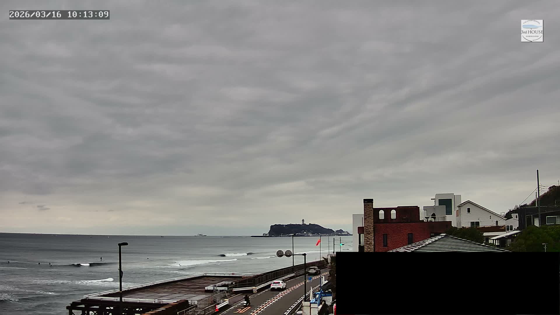 Kanagawa, Kamakura, Inamuragasaki Neighborhood & Cape Inamuragasaki Coast towards West ( 神奈川、鎌倉、稲村ヶ崎地区と稲村ヶ崎海岸（西方面） ) Live Cam - 3 Chome, Inamuragasaki, Kamakura, Kanagawa, Kanto, Honshu, Japan