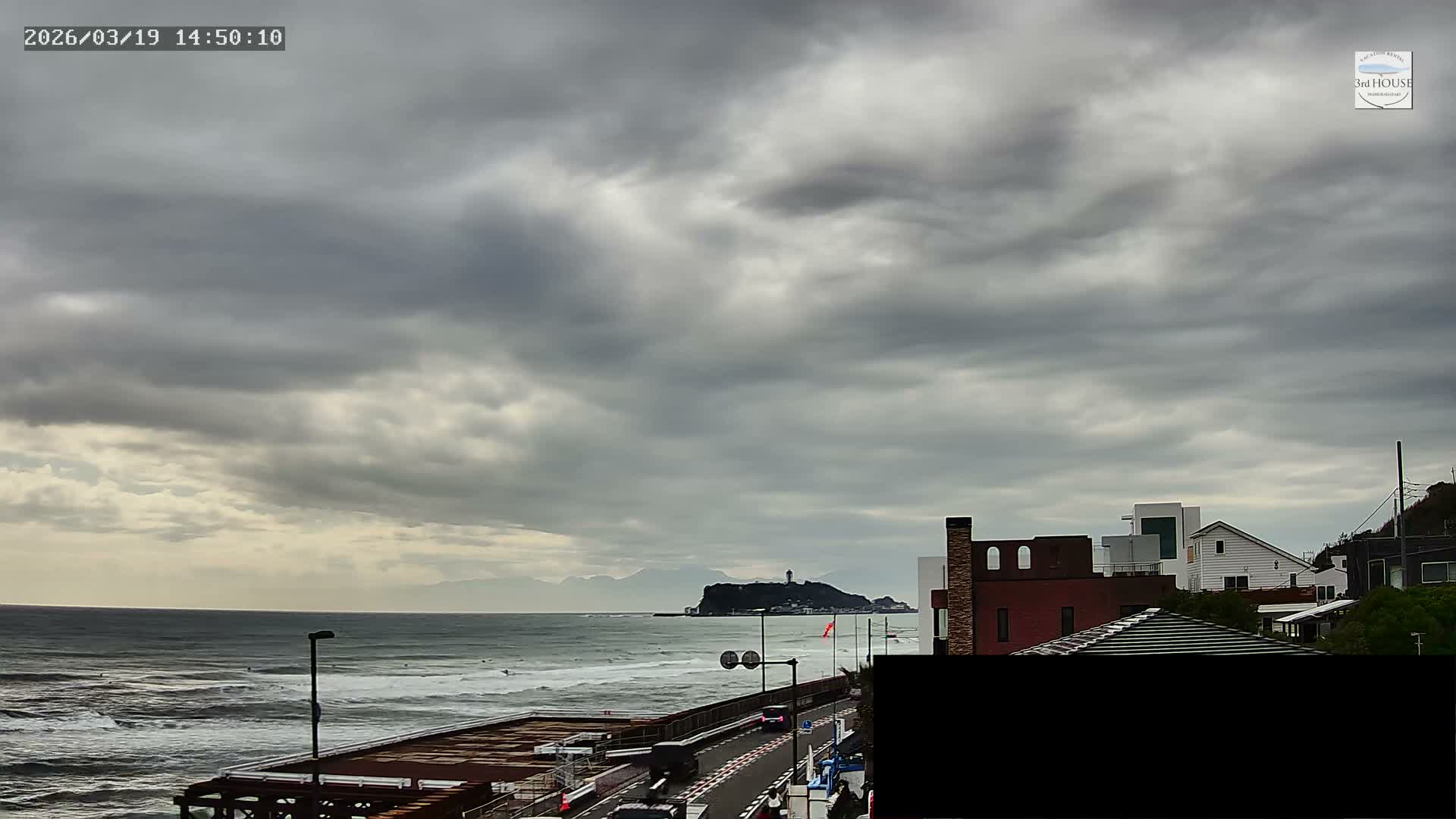 Kanagawa, Kamakura, Inamuragasaki Neighborhood & Cape Inamuragasaki Coast towards West ( 神奈川、鎌倉、稲村ヶ崎地区と稲村ヶ崎海岸（西方面） ) Live Cam - 3 Chome, Inamuragasaki, Kamakura, Kanagawa, Kanto, Honshu, Japan