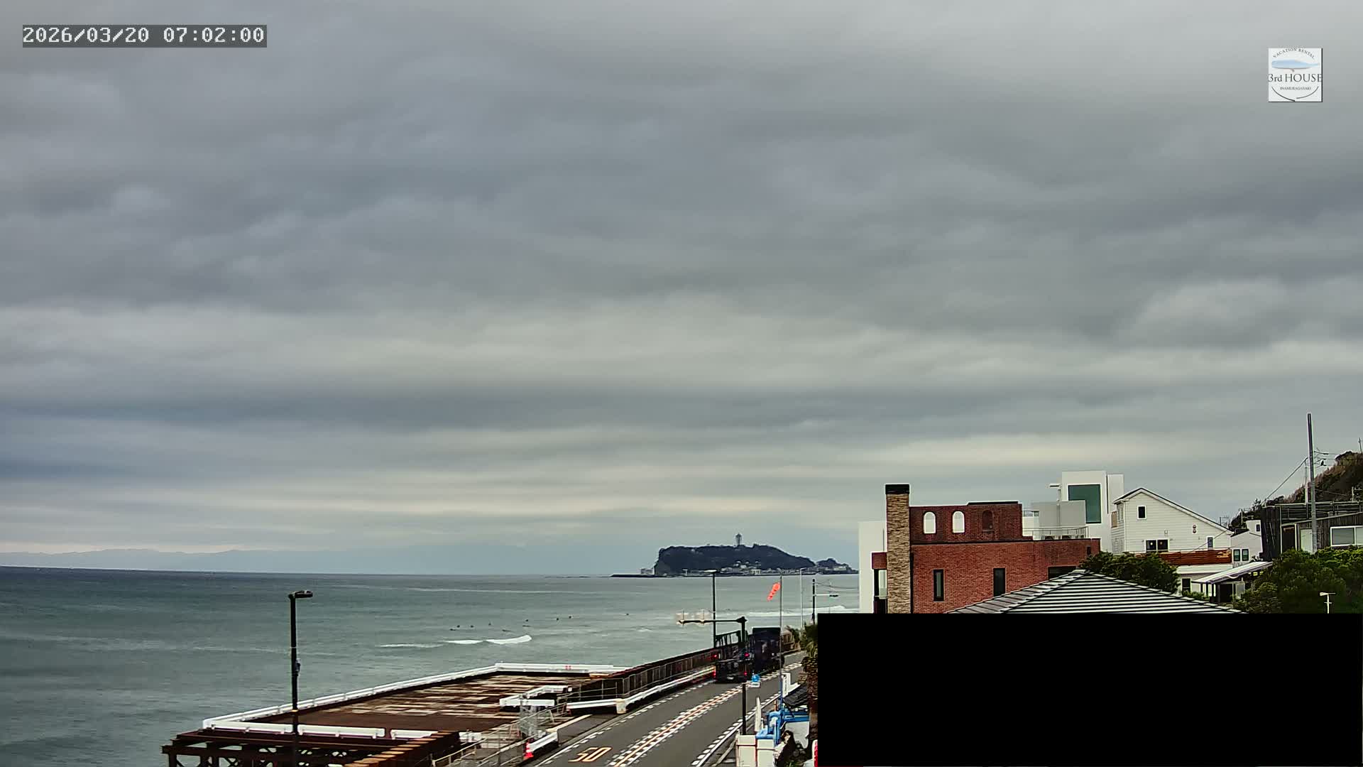 Kanagawa, Kamakura, Inamuragasaki Neighborhood & Cape Inamuragasaki Coast towards West ( 神奈川、鎌倉、稲村ヶ崎地区と稲村ヶ崎海岸（西方面） ) Live Cam - 3 Chome, Inamuragasaki, Kamakura, Kanagawa, Kanto, Honshu, Japan