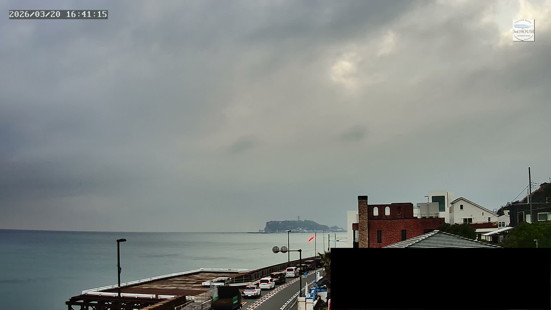 Kanagawa, Kamakura, Inamuragasaki Neighborhood & Cape Inamuragasaki Coast towards West ( 神奈川、鎌倉、稲村ヶ崎地区と稲村ヶ崎海岸（西方面） ) Live Cam - 3 Chome, Inamuragasaki, Kamakura, Kanagawa, Kanto, Honshu, Japan