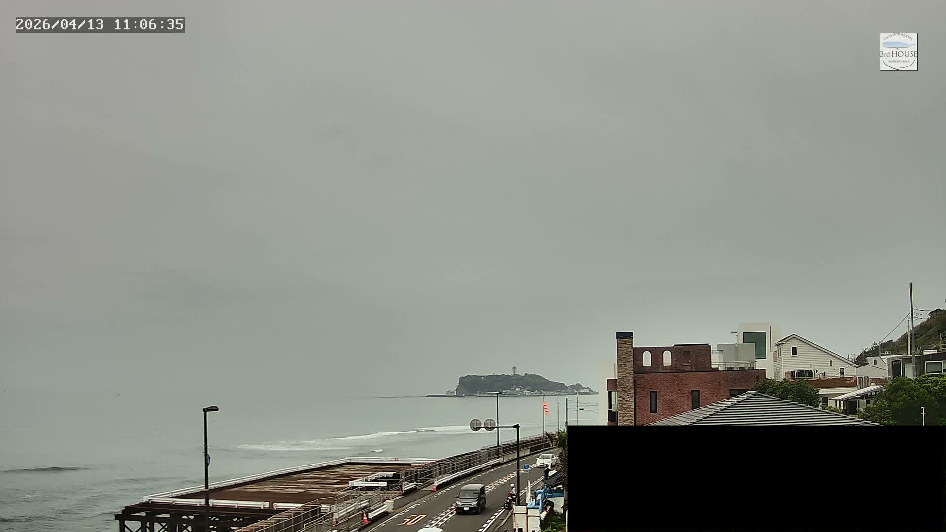 Kanagawa, Kamakura, Inamuragasaki Neighborhood & Cape Inamuragasaki Coast towards West ( 神奈川、鎌倉、稲村ヶ崎地区と稲村ヶ崎海岸（西方面） ) Live Cam - 3 Chome, Inamuragasaki, Kamakura, Kanagawa, Kanto, Honshu, Japan