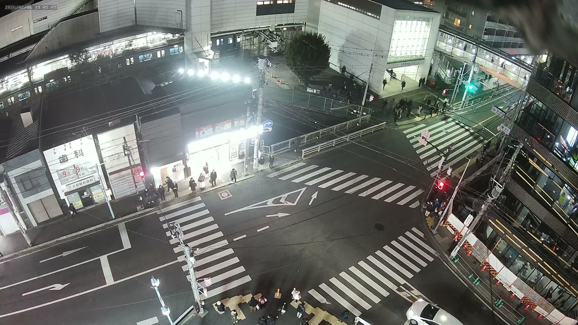 Kanagawa, Kamakura, Ofuna JR Train Station & Shochiku Street / Kanagawa Prefectural Rte 203 Junction ( 神奈川・鎌倉・大船 JR駅＆松竹通り／神奈川県道203ジャンクション )  Live Cam - 1 Chome, Ofuna, Kamakura, Kanagawa, Kanto, Honshu, Japan