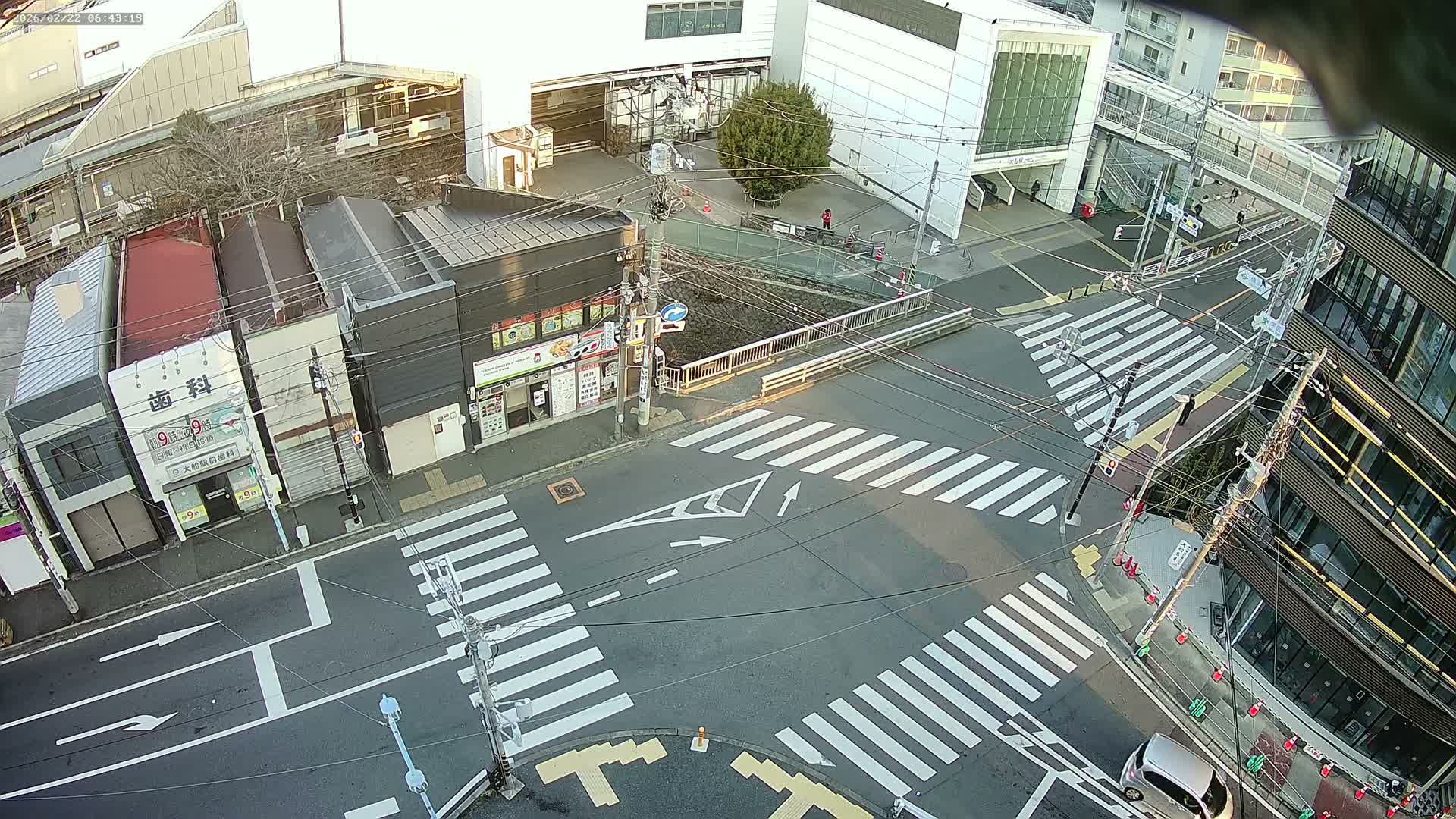 Kanagawa, Kamakura, Ofuna JR Train Station & Shochiku Street / Kanagawa Prefectural Rte 203 Junction ( 神奈川・鎌倉・大船 JR駅＆松竹通り／神奈川県道203ジャンクション )  Live Cam - 1 Chome, Ofuna, Kamakura, Kanagawa, Kanto, Honshu, Japan